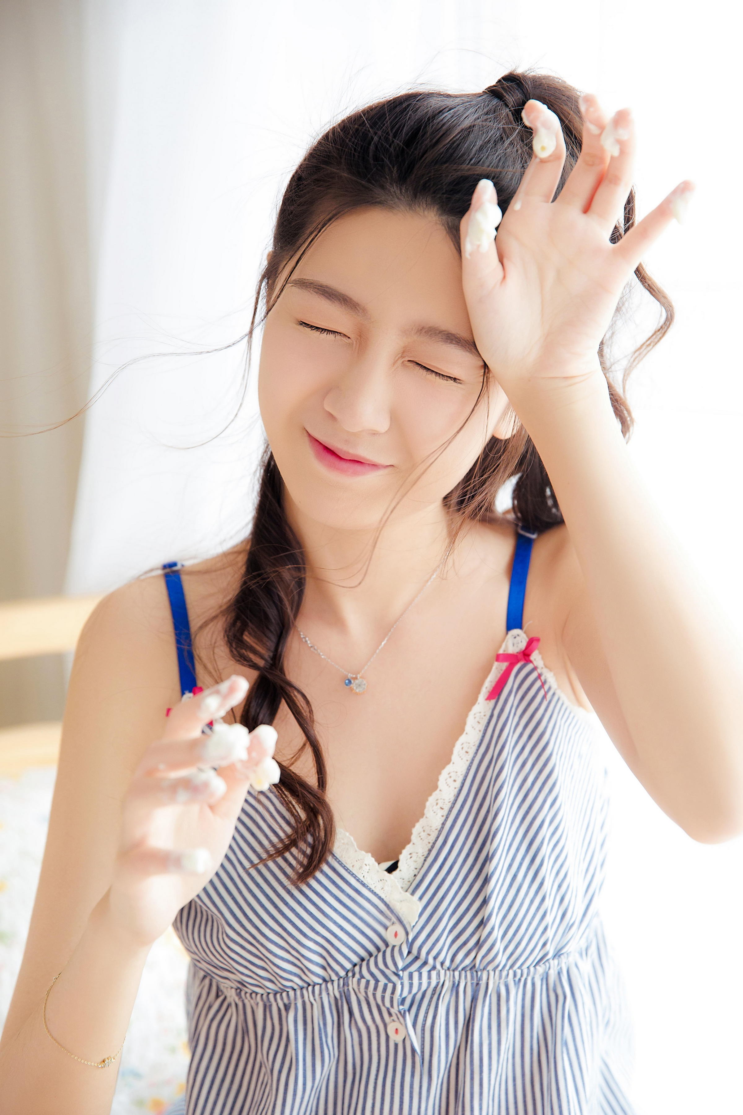 [YALAYI雅拉伊]2023.02.25 清纯小女友 灰色吊带睡衣裙居家私房写真集第12张