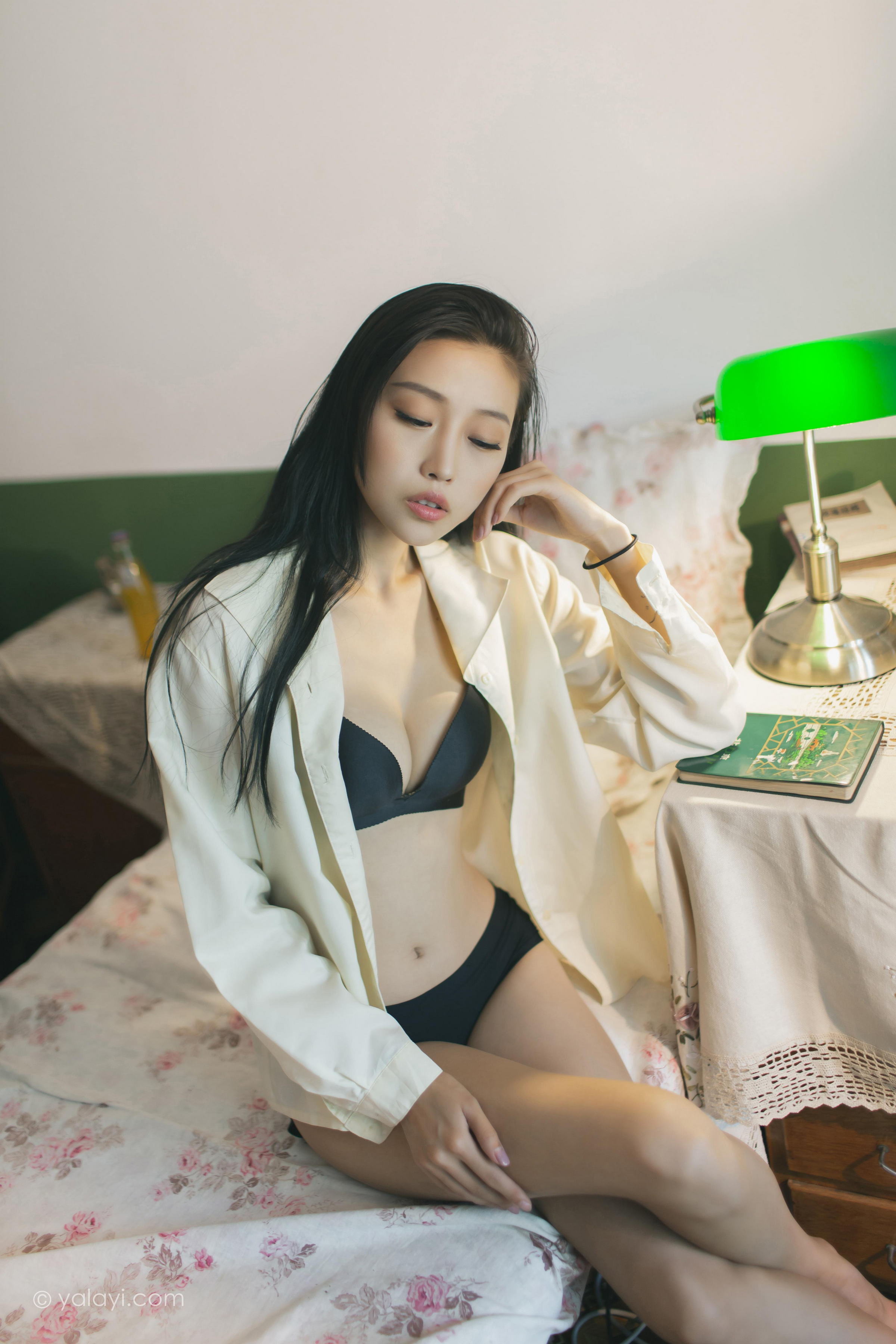 [YALAYI雅拉伊]2023.03.01 白衬衣女神 图雅 白色衬衫加黑色内衣性感私房写真集第1张