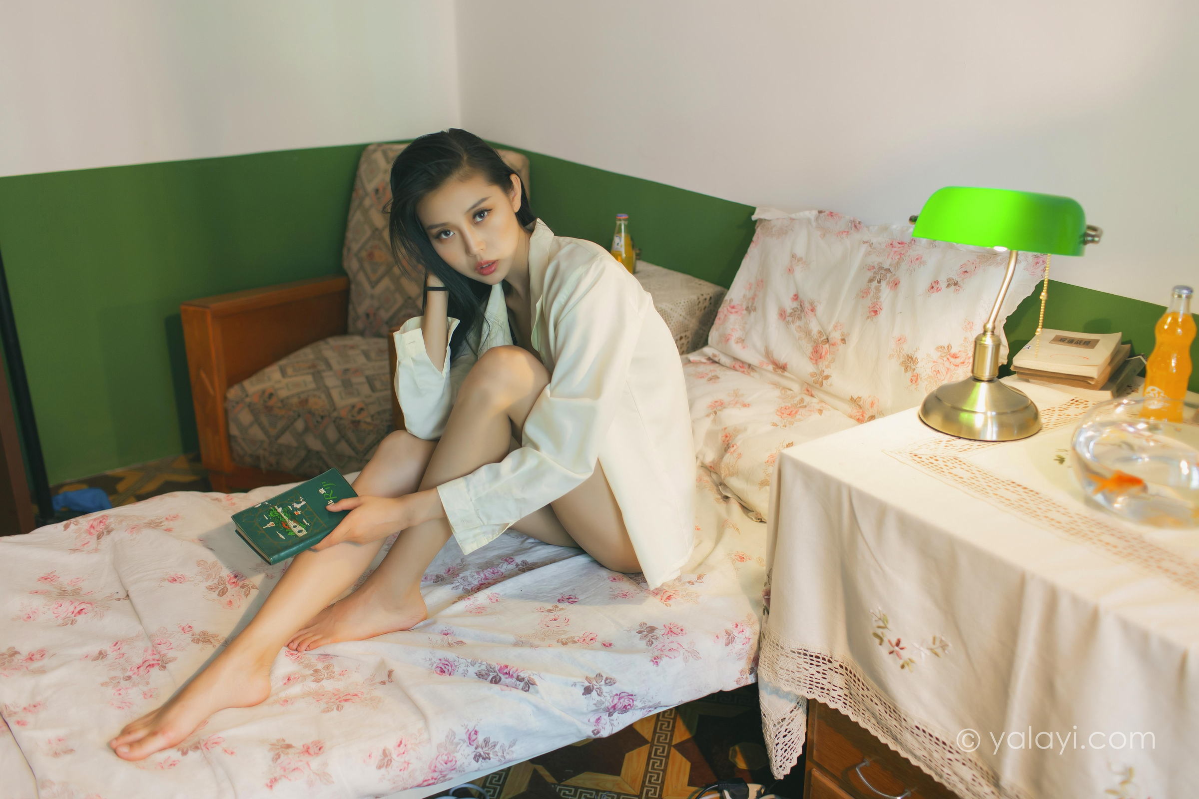 [YALAYI雅拉伊]2023.03.01 白衬衣女神 图雅 白色衬衫加黑色内衣性感私房写真集第3张