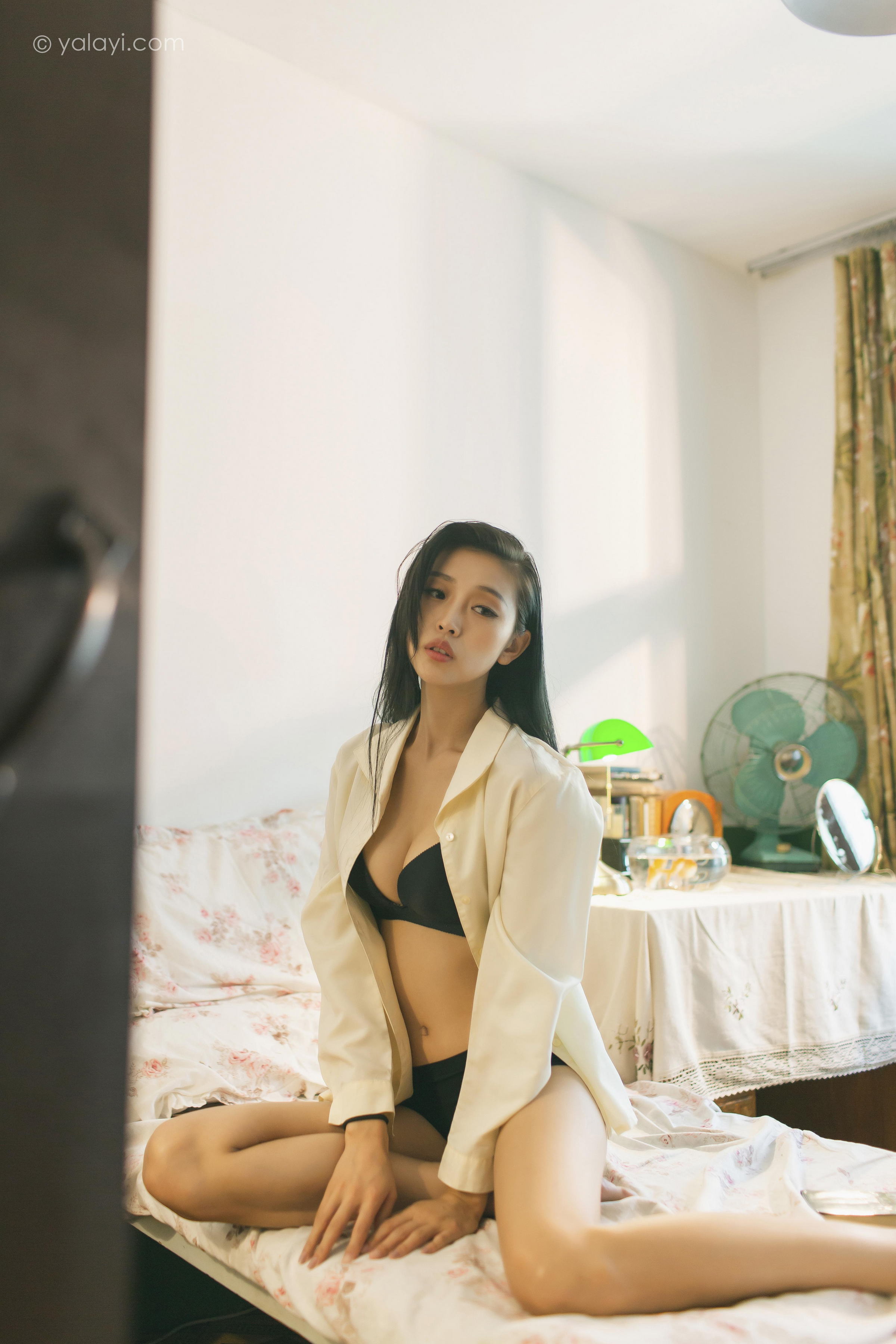 [YALAYI雅拉伊]2023.03.01 白衬衣女神 图雅 白色衬衫加黑色内衣性感私房写真集第8张