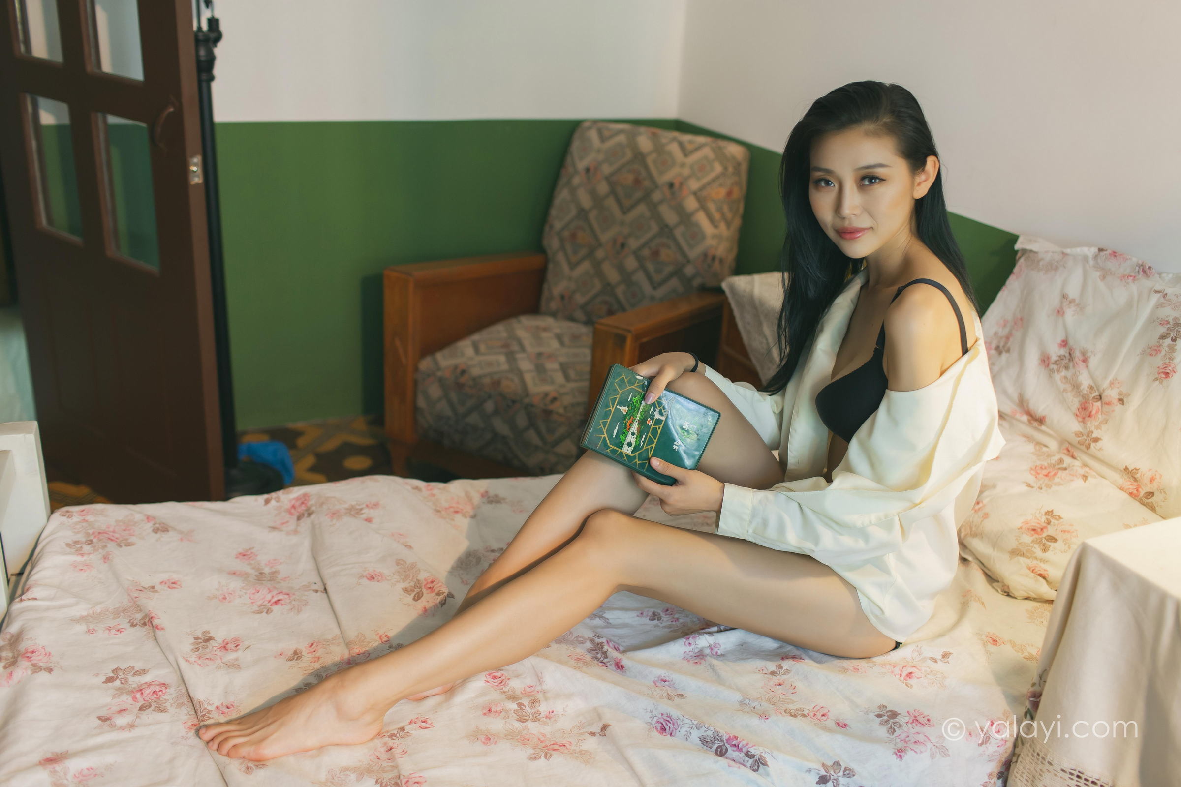 [YALAYI雅拉伊]2023.03.01 白衬衣女神 图雅 白色衬衫加黑色内衣性感私房写真集第13张
