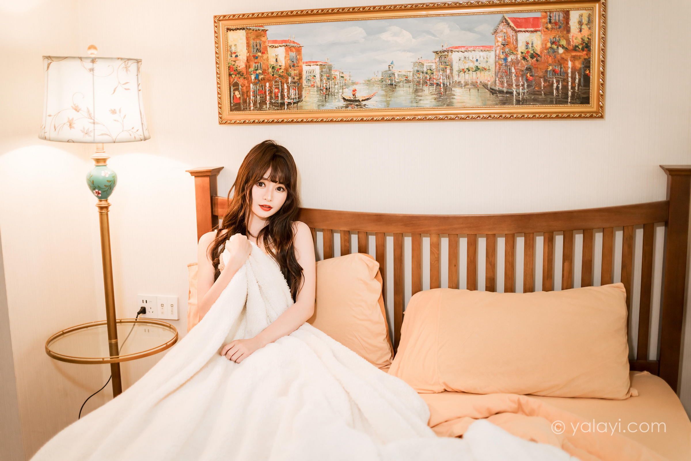 [YALAYI雅拉伊]2023.03.06 早安 小亭 白色吊带蕾丝睡衣裙加肉丝美腿性感私房写真集第1张