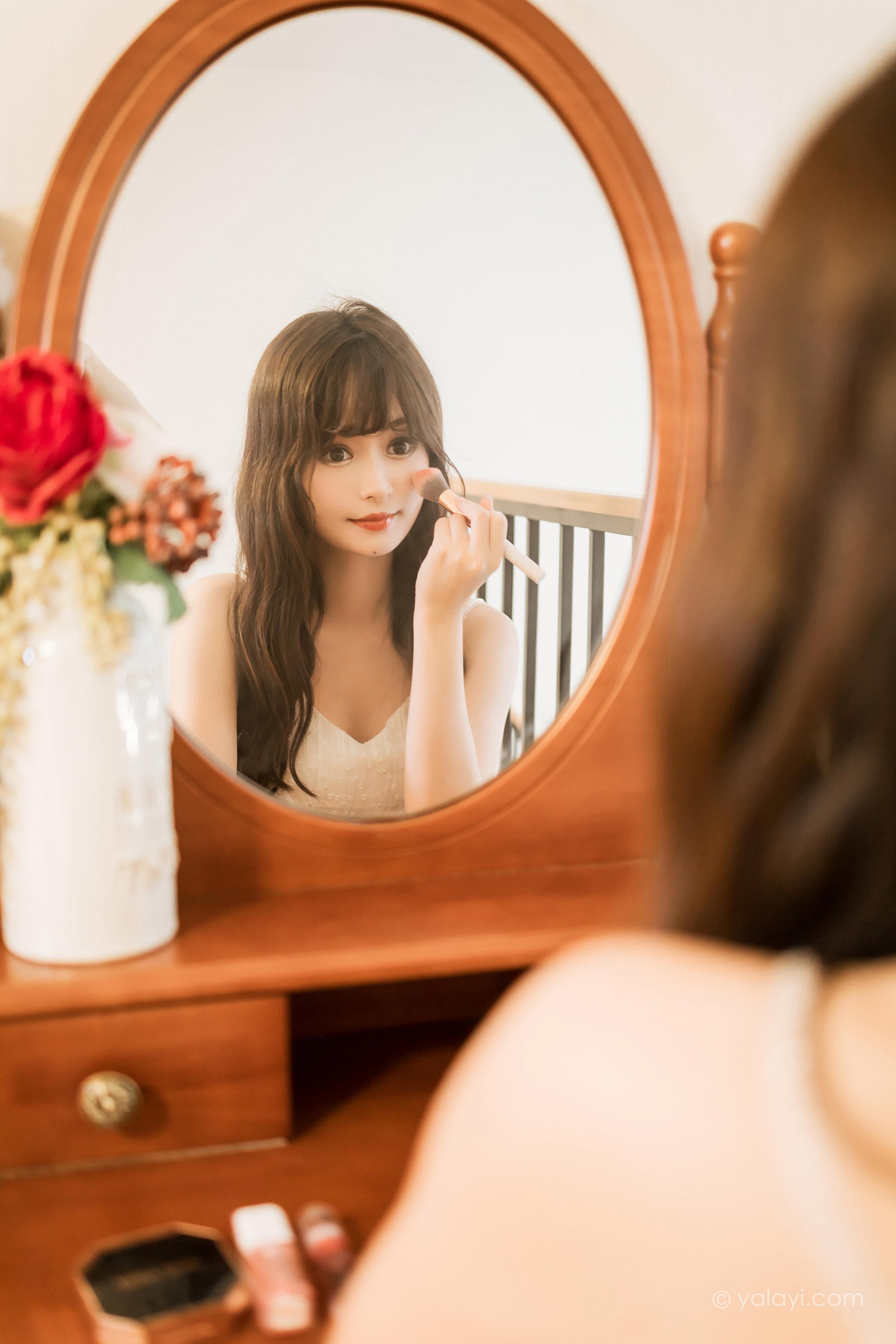 [YALAYI雅拉伊]2023.03.06 早安 小亭 白色吊带蕾丝睡衣裙加肉丝美腿性感私房写真集第8张