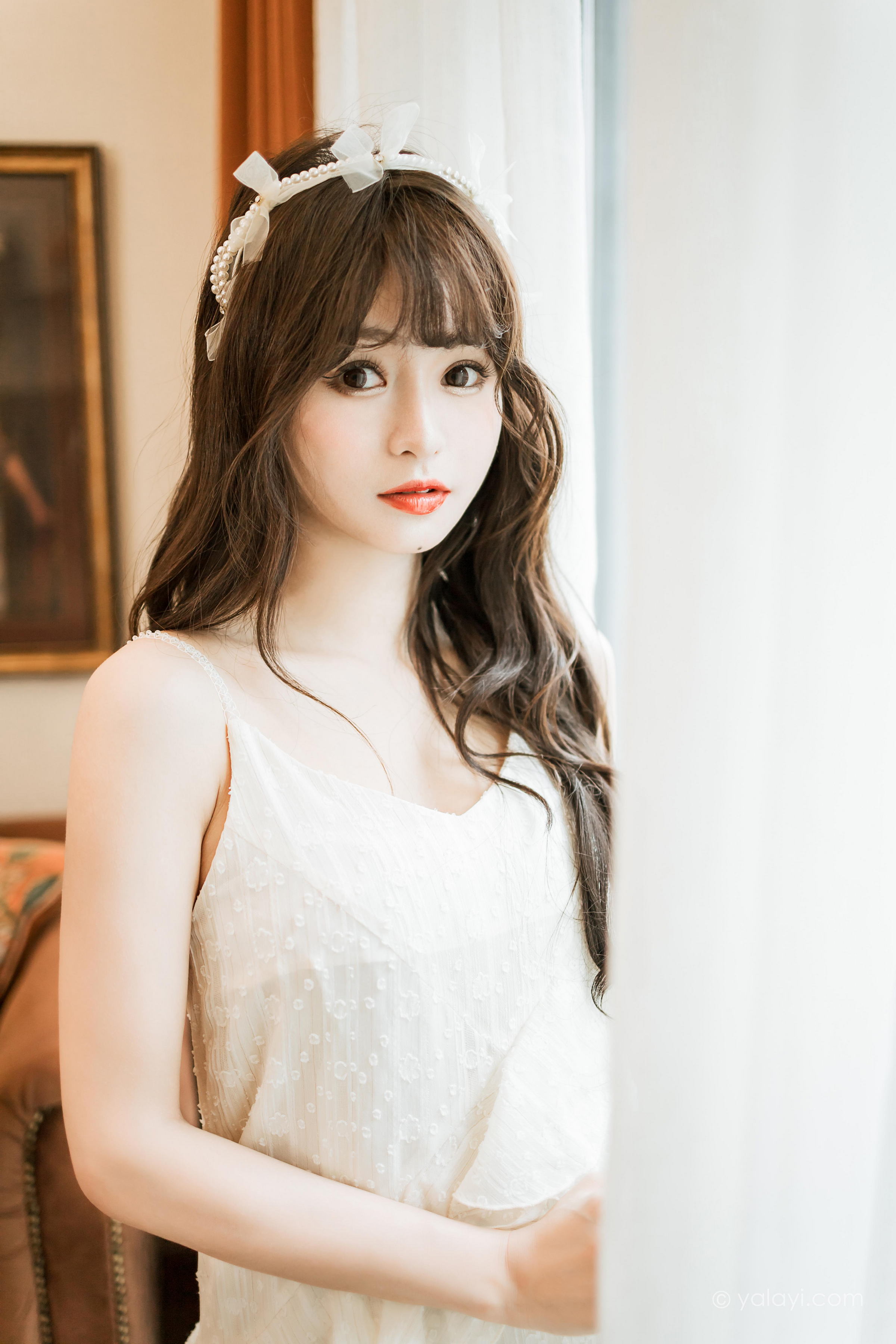 [YALAYI雅拉伊]2023.03.06 早安 小亭 白色吊带蕾丝睡衣裙加肉丝美腿性感私房写真集第12张