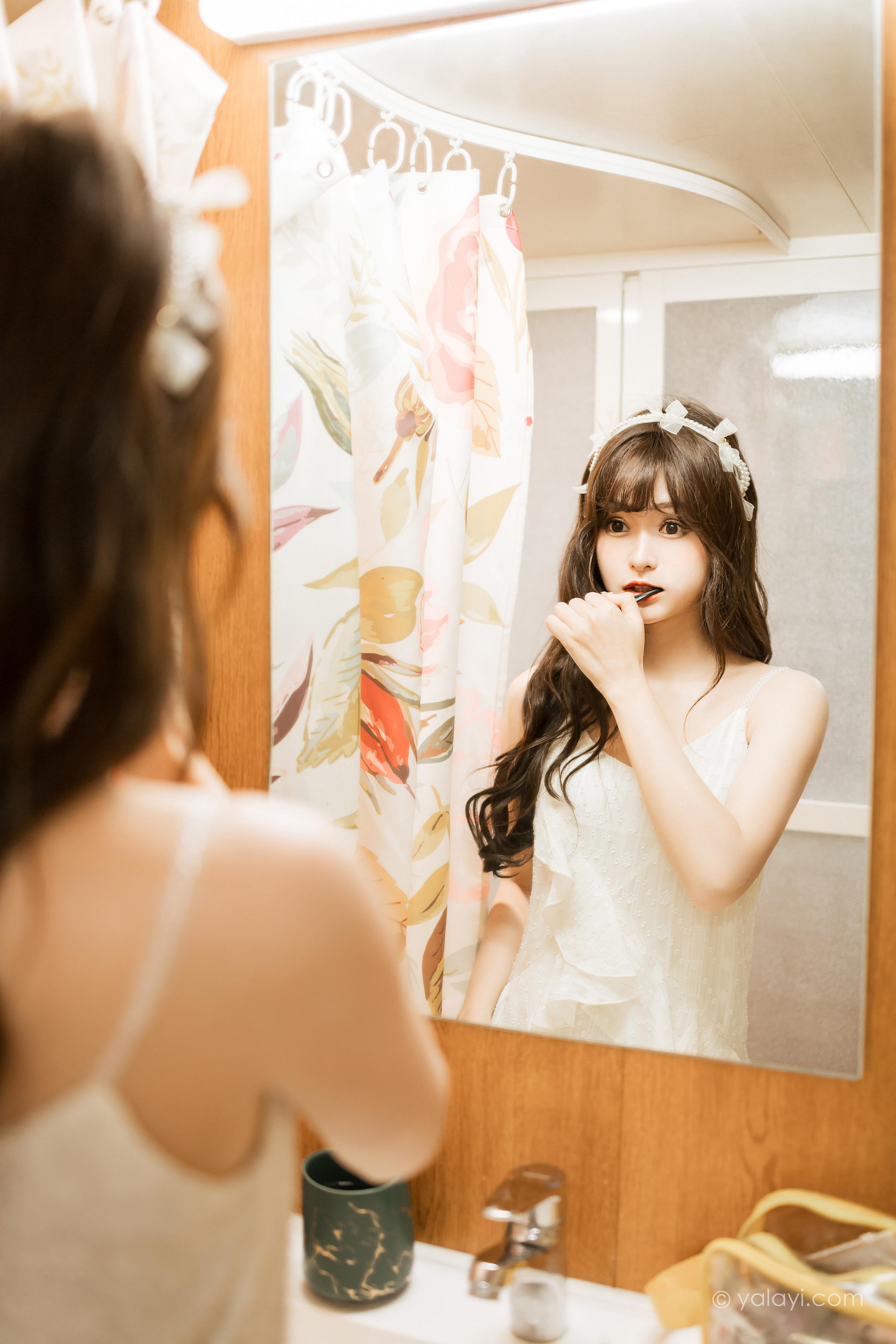 [YALAYI雅拉伊]2023.03.06 早安 小亭 白色吊带蕾丝睡衣裙加肉丝美腿性感私房写真集第14张