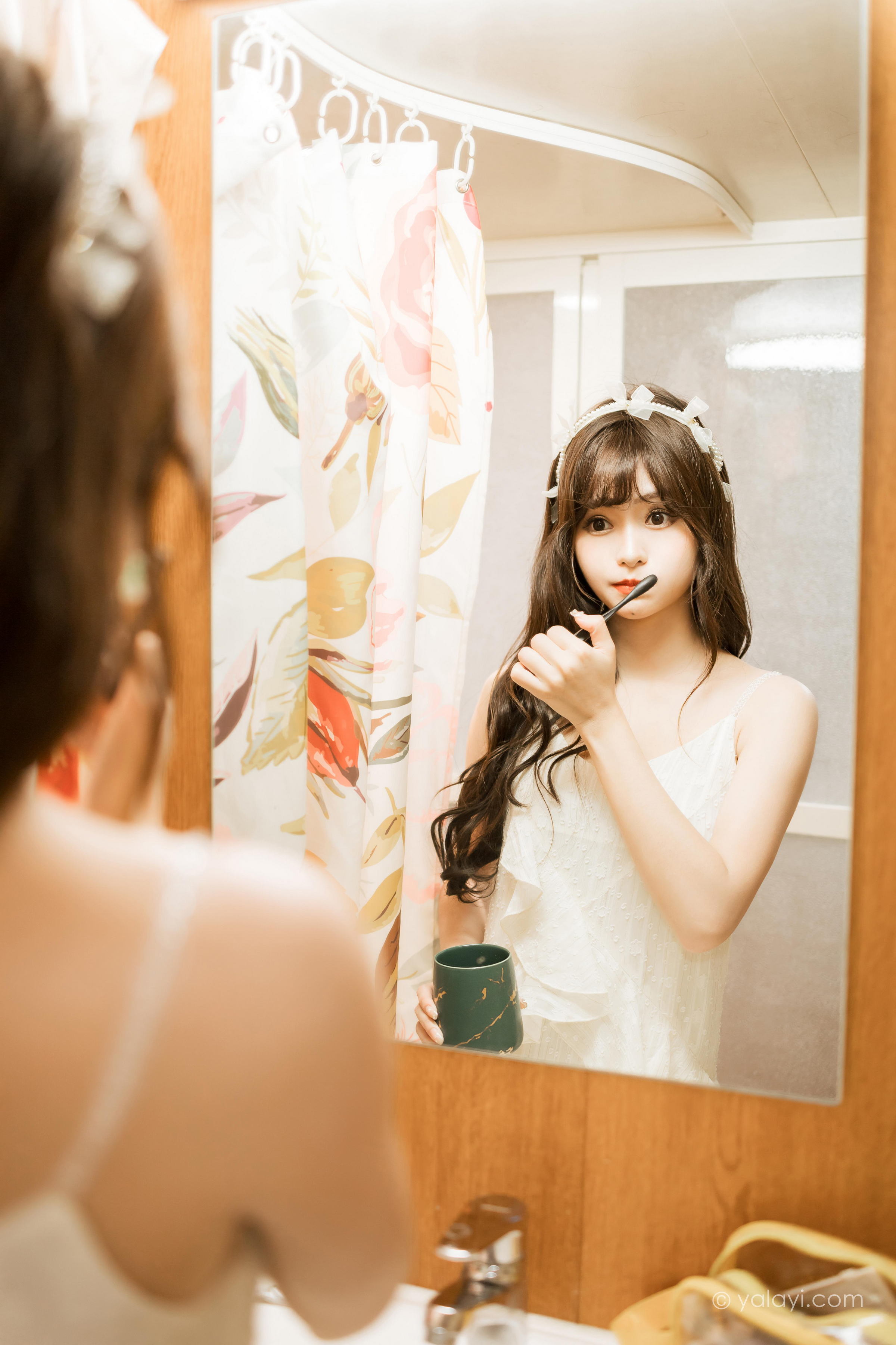 [YALAYI雅拉伊]2023.03.06 早安 小亭 白色吊带蕾丝睡衣裙加肉丝美腿性感私房写真集第13张