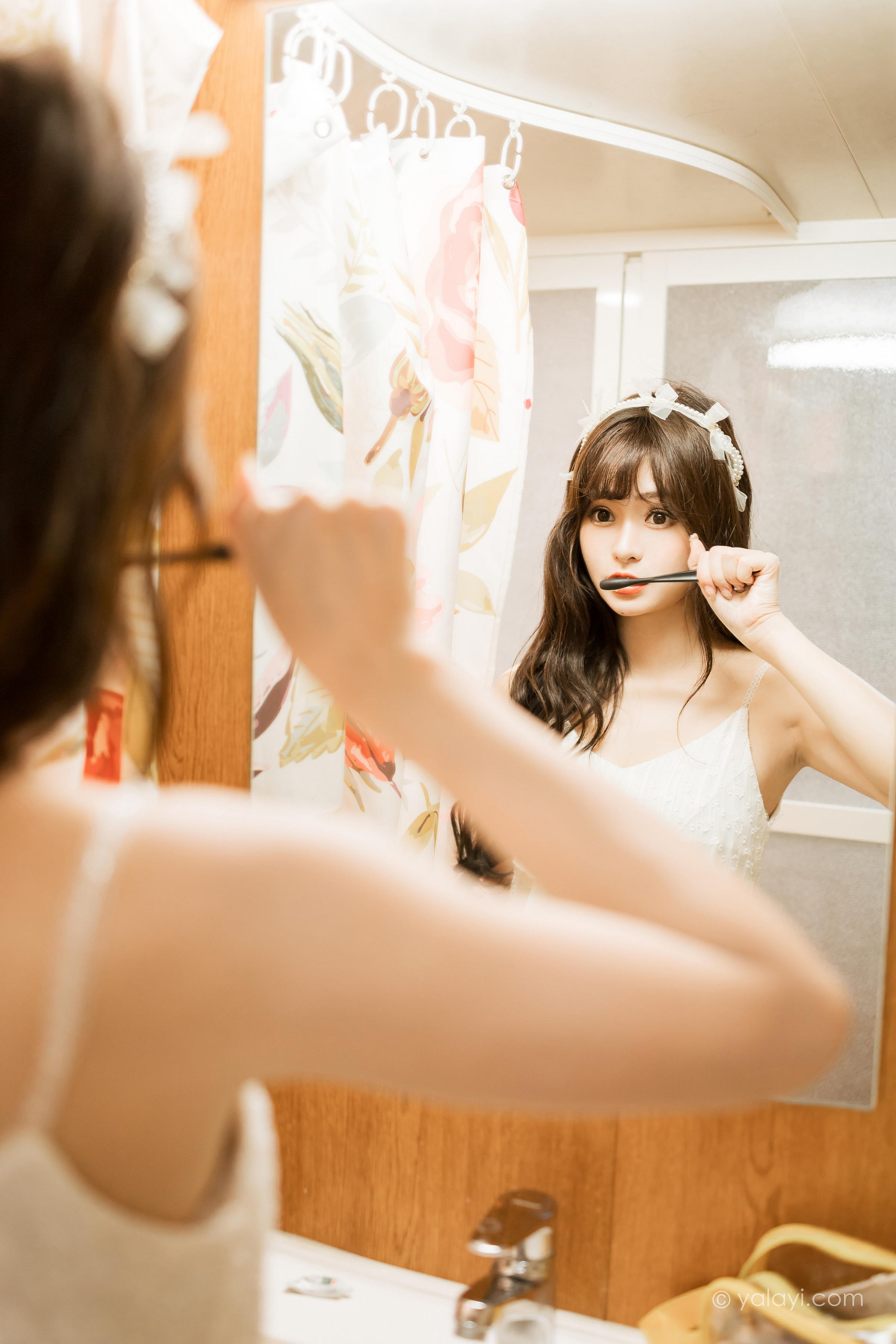 [YALAYI雅拉伊]2023.03.06 早安 小亭 白色吊带蕾丝睡衣裙加肉丝美腿性感私房写真集第14张