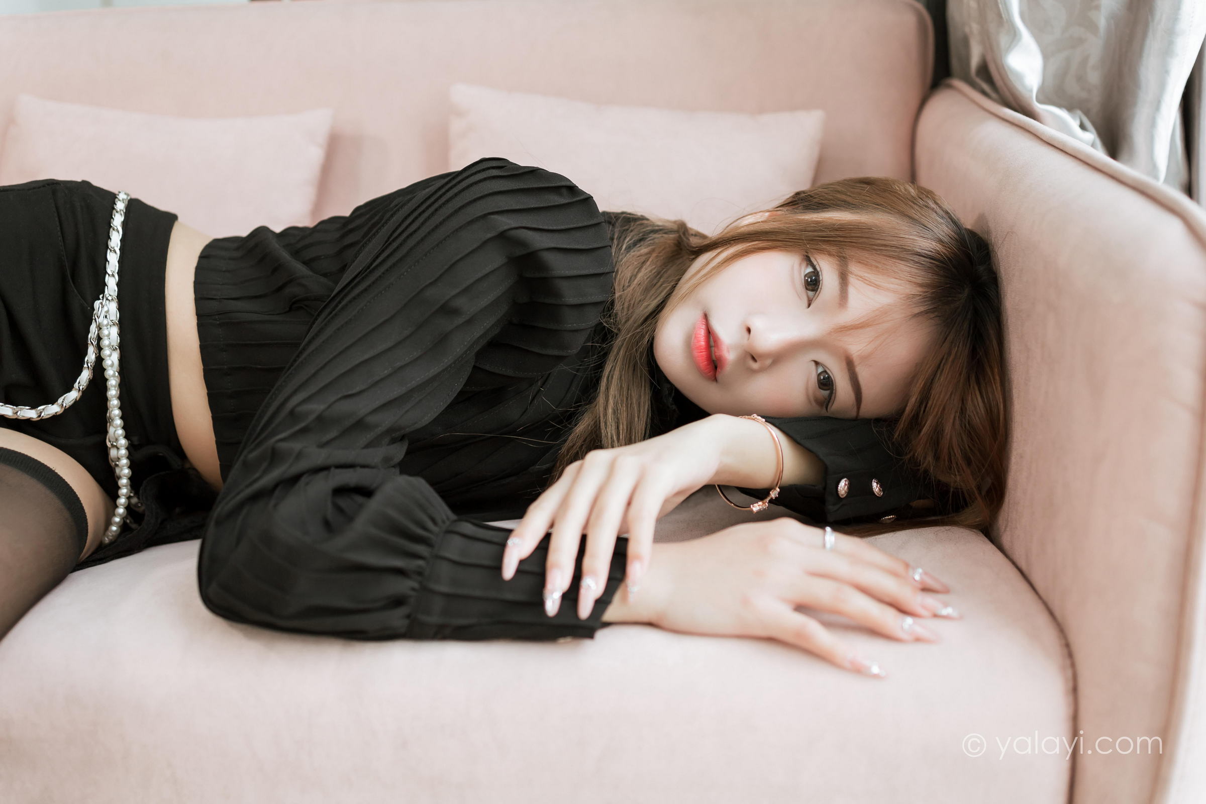 [YALAYI雅拉伊]2023.03.10 纯与欲 阿禾 黑色短裤加黑丝美腿性感私房写真集第5张