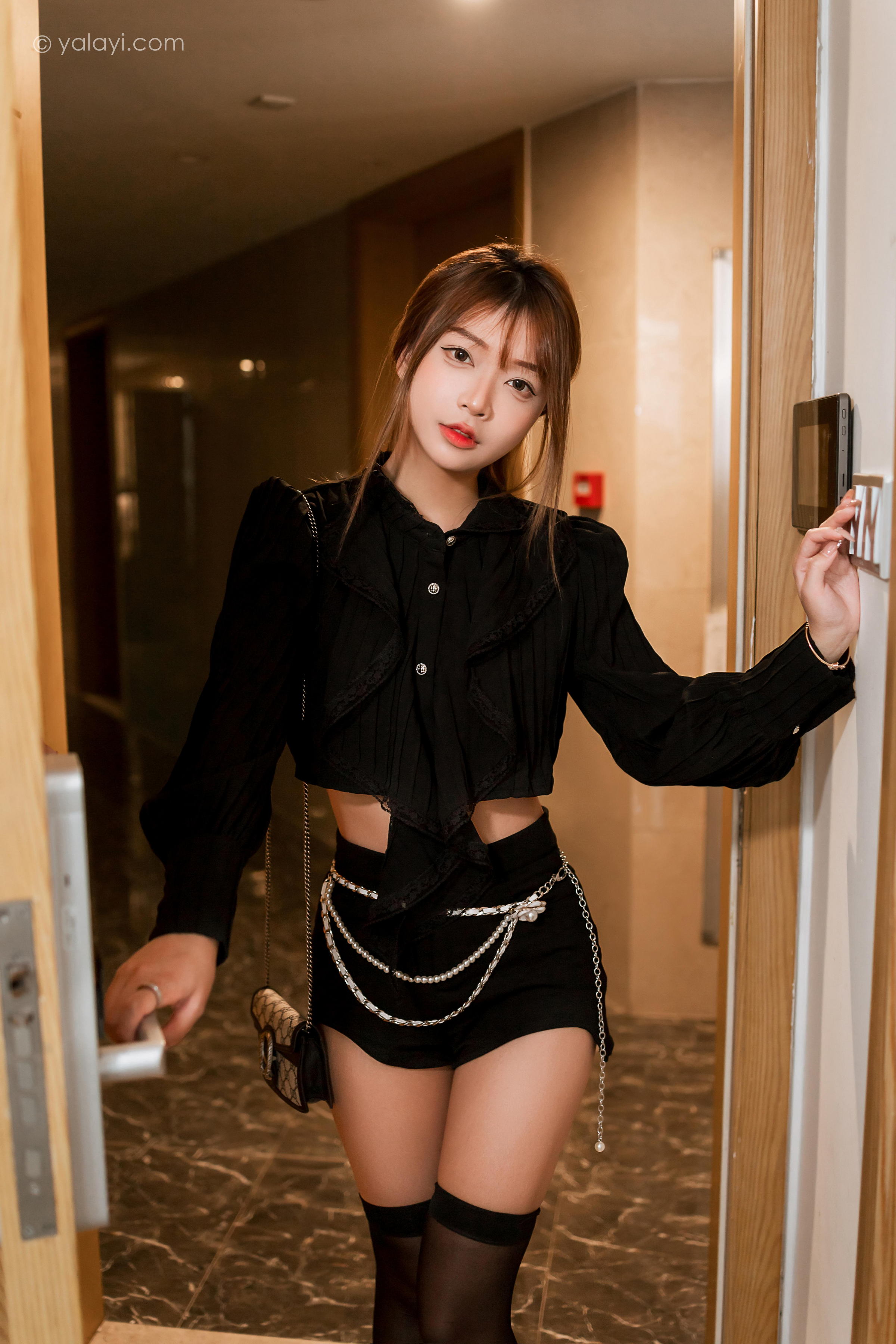 [YALAYI雅拉伊]2023.03.10 纯与欲 阿禾 黑色短裤加黑丝美腿性感私房写真集第14张