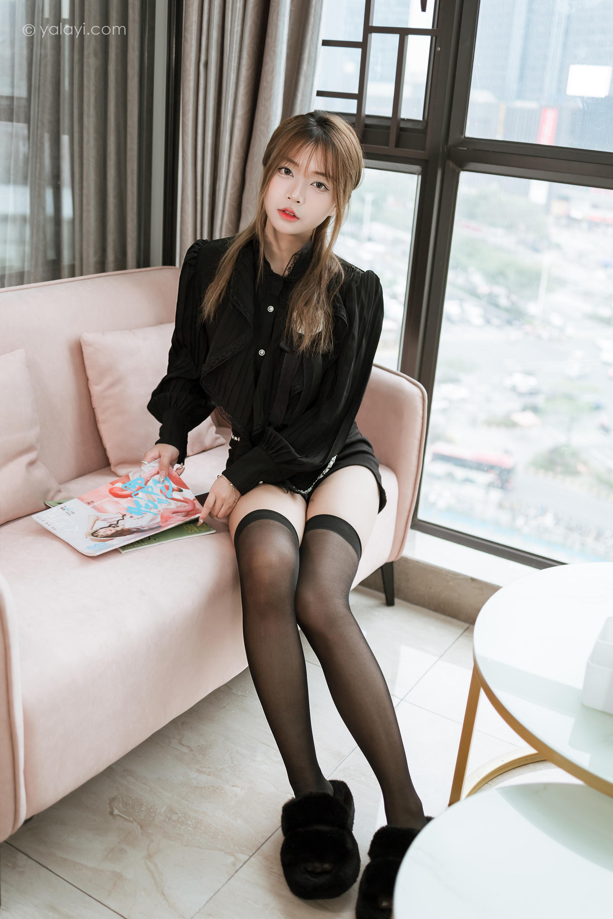 [YALAYI雅拉伊]2023.03.10 纯与欲 阿禾 黑色短裤加黑丝美腿性感私房写真集第14张