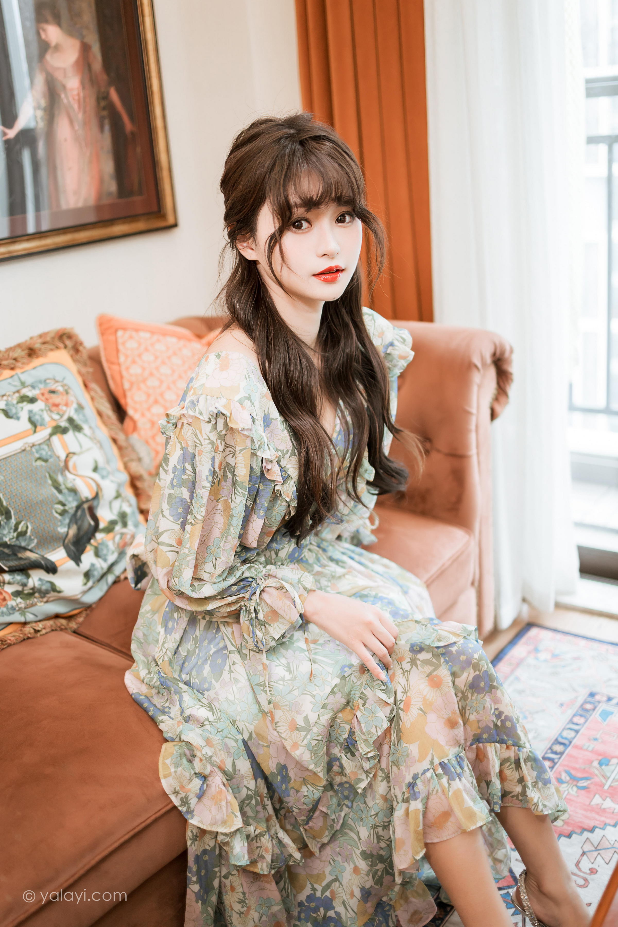 [YALAYI雅拉伊]2023.03.20 碎花裙少女 小亭 灰色碎花连衣裙居家清纯写真集第3张