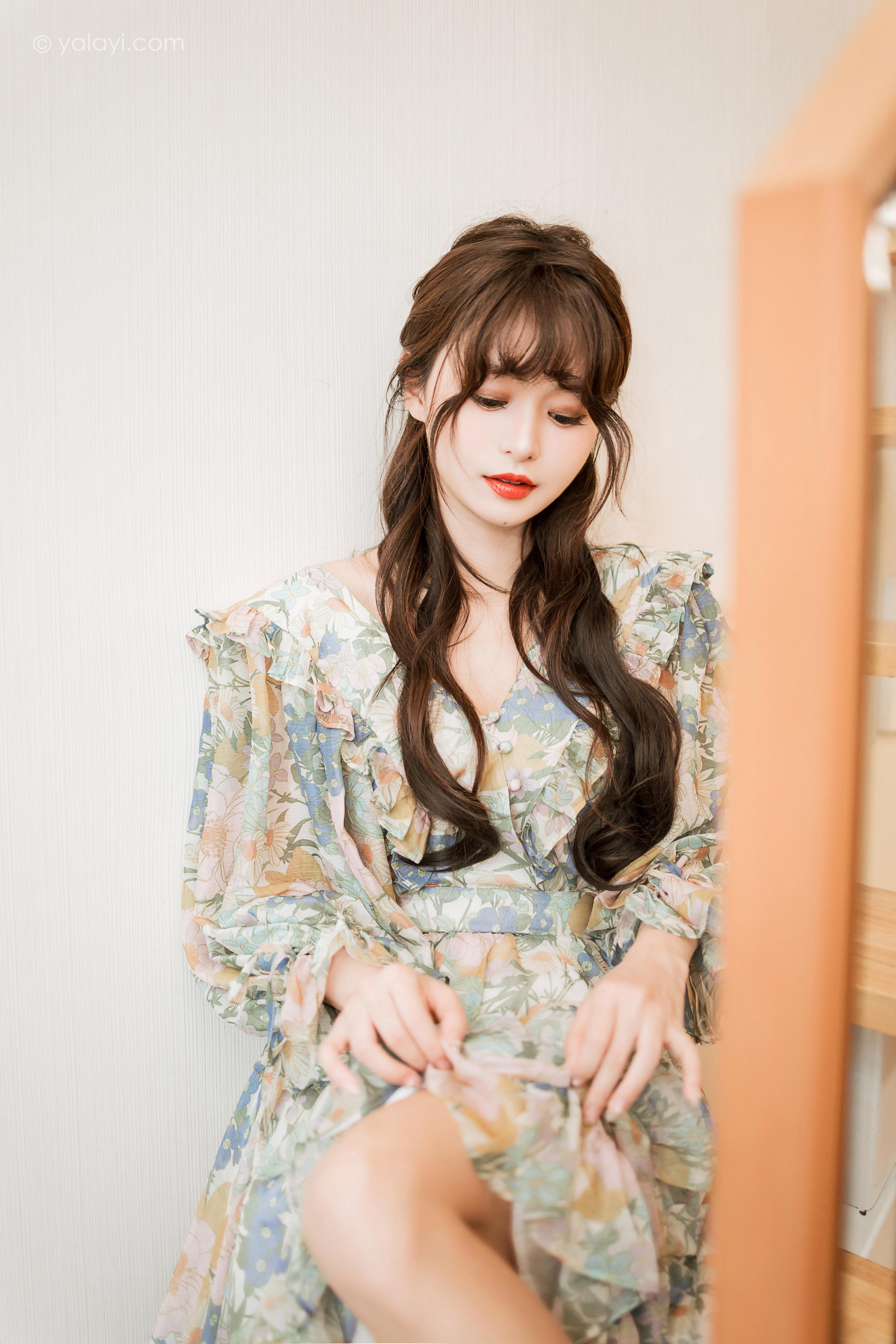 [YALAYI雅拉伊]2023.03.20 碎花裙少女 小亭 灰色碎花连衣裙居家清纯写真集第7张