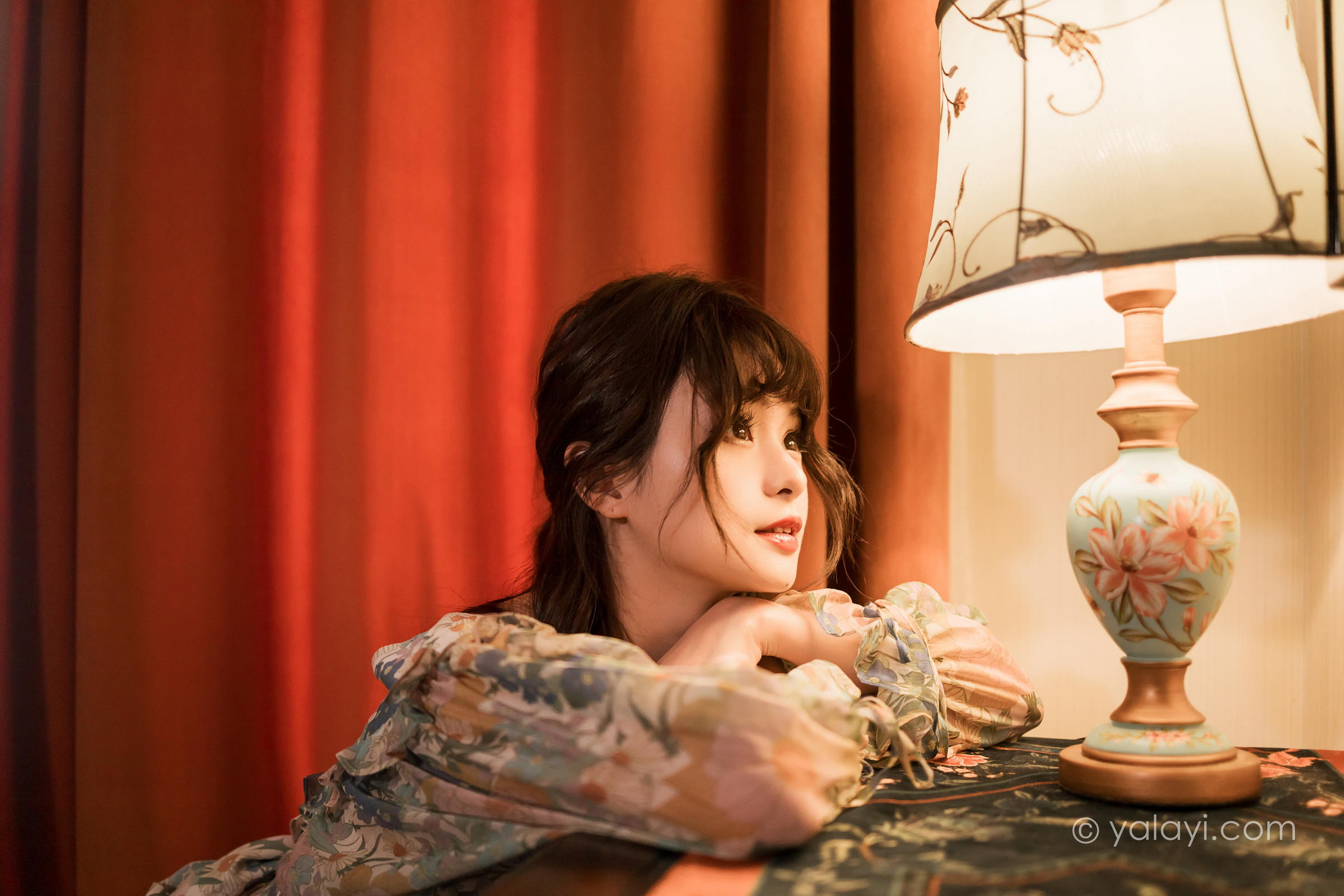 [YALAYI雅拉伊]2023.03.20 碎花裙少女 小亭 灰色碎花连衣裙居家清纯写真集第9张