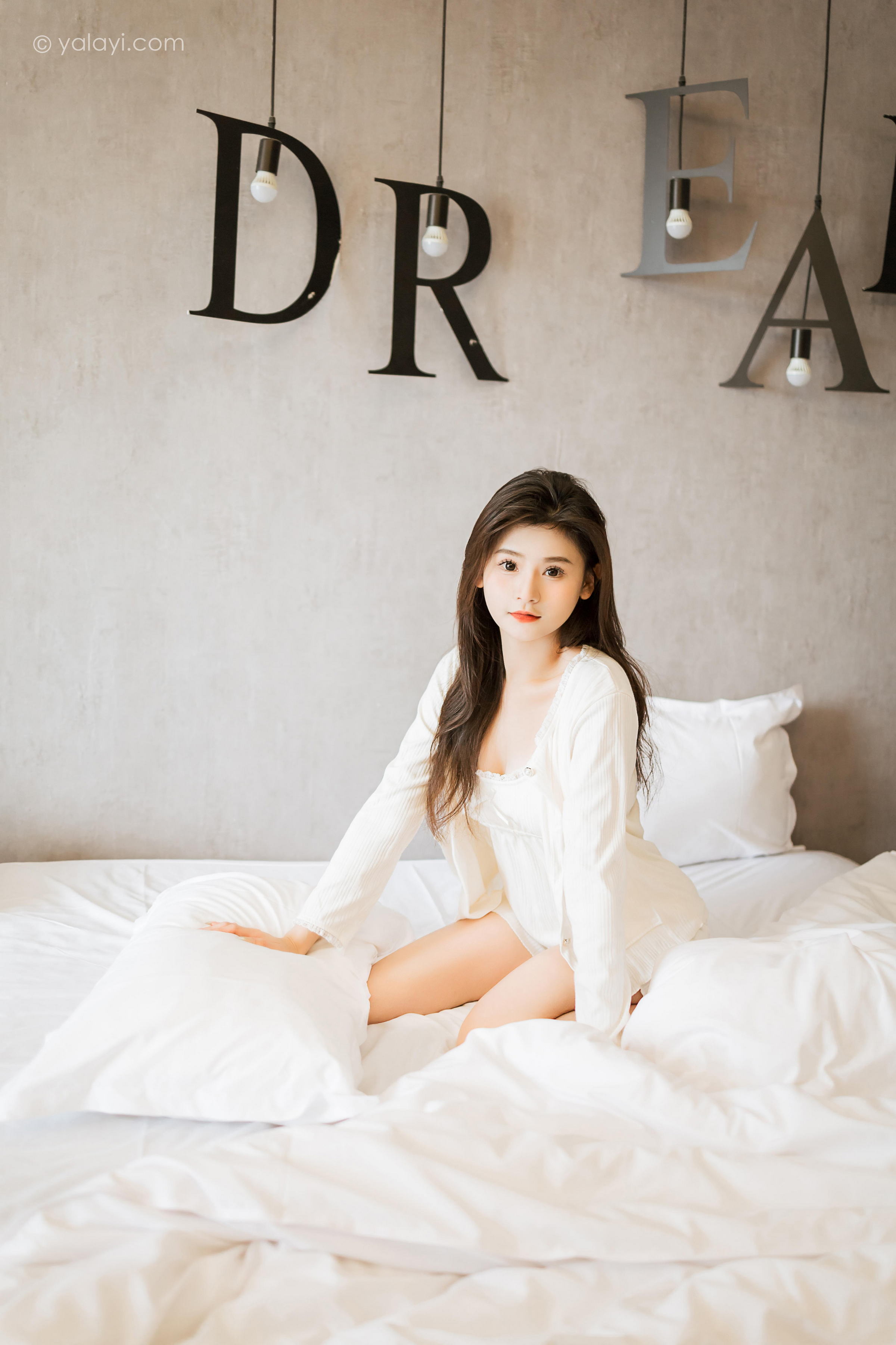 [YALAYI雅拉伊]2023.03.27 超甜小日常 若婷 白色衬衫与吊带背心加短裤清纯写真集第1张