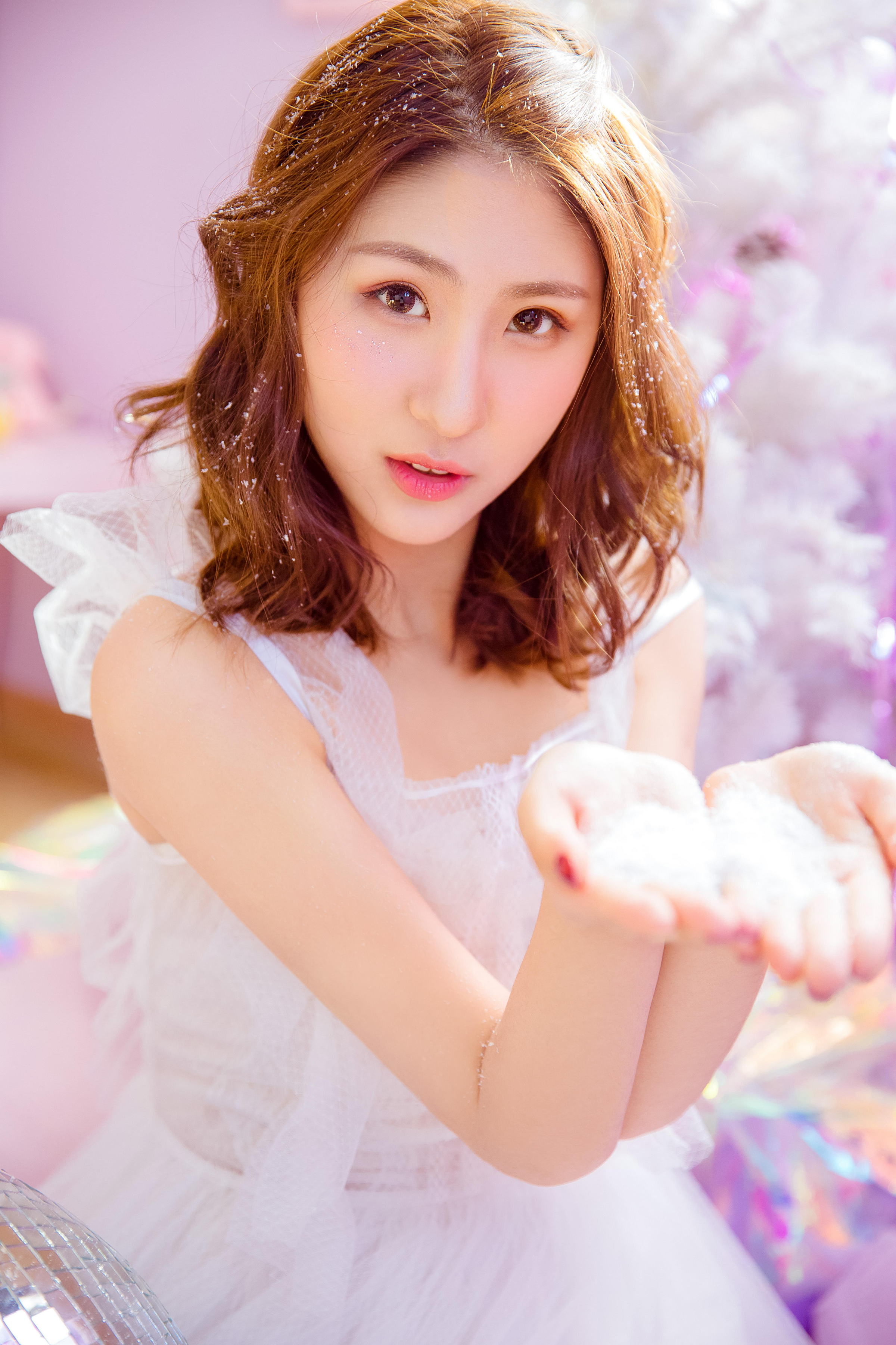 [YALAYI雅拉伊]2023.03.29 清新少女 白色抹胸连衣裙与透视制服裙性感私房写真集第11张