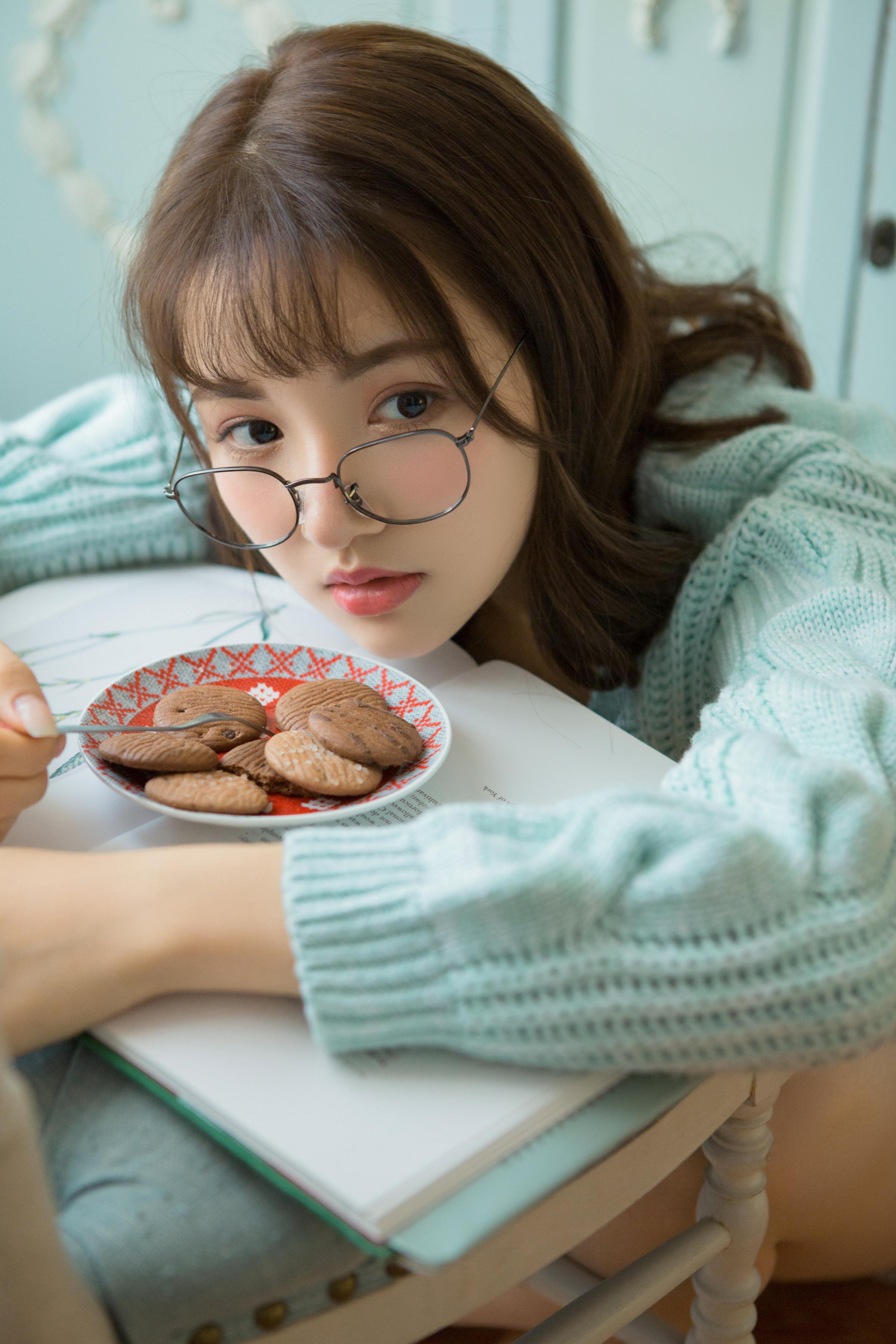 [YALAYI雅拉伊]2023.04.05 时光如沙 清纯少女镂空毛衣加白色短裤居家私房写真集第6张