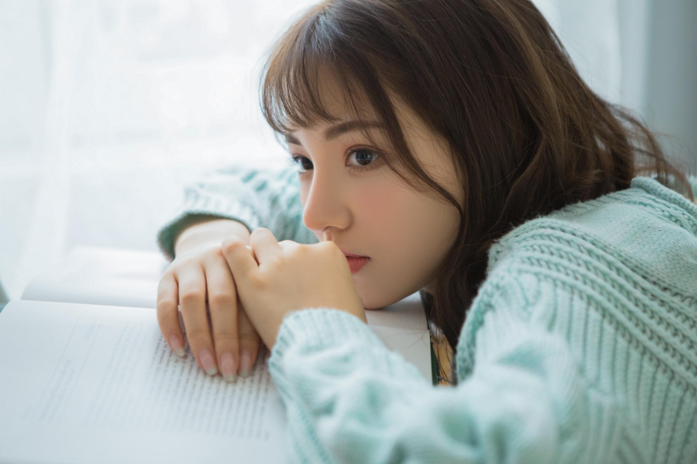 [YALAYI雅拉伊]2023.04.05 时光如沙 清纯少女镂空毛衣加白色短裤居家私房写真集第8张