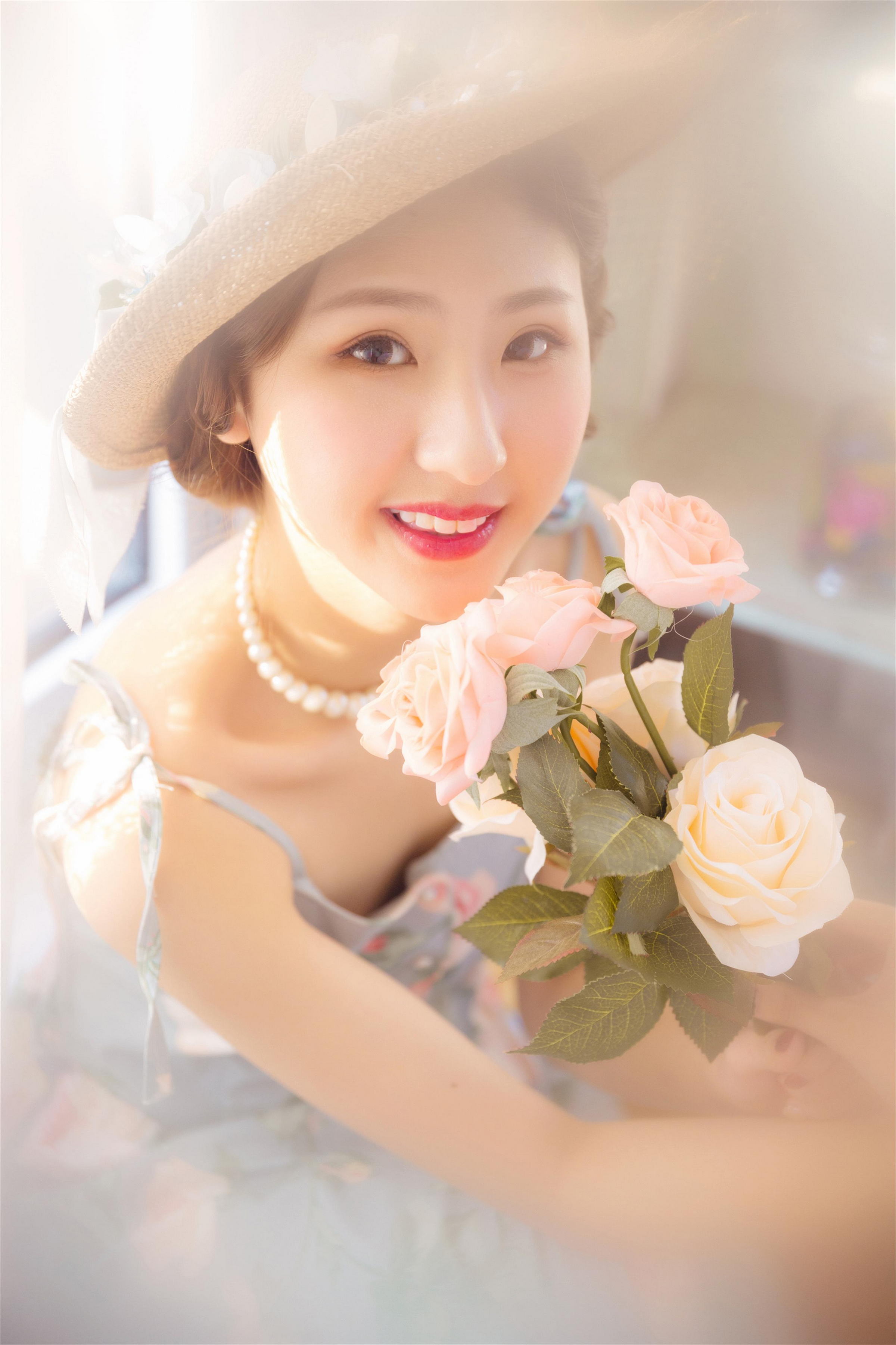 [YALAYI雅拉伊]2023.04.07 花样青春 现代名媛灰色吊带连衣裙清纯写真集第1张