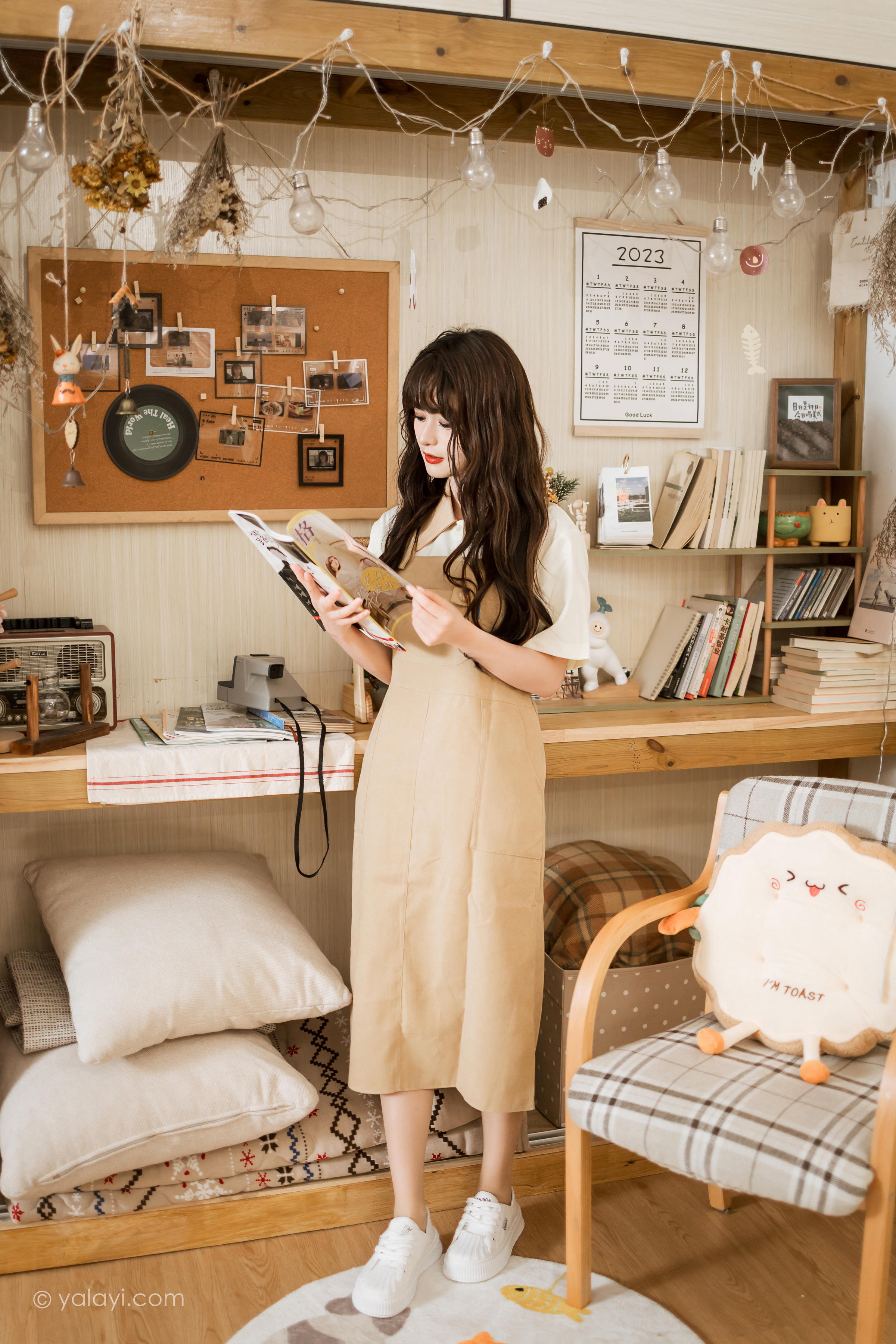 [YALAYI雅拉伊]2023.05.02 惬意的悠闲时光 小亭 白色衬衫与米色连衣裙居家清纯写真集第1张
