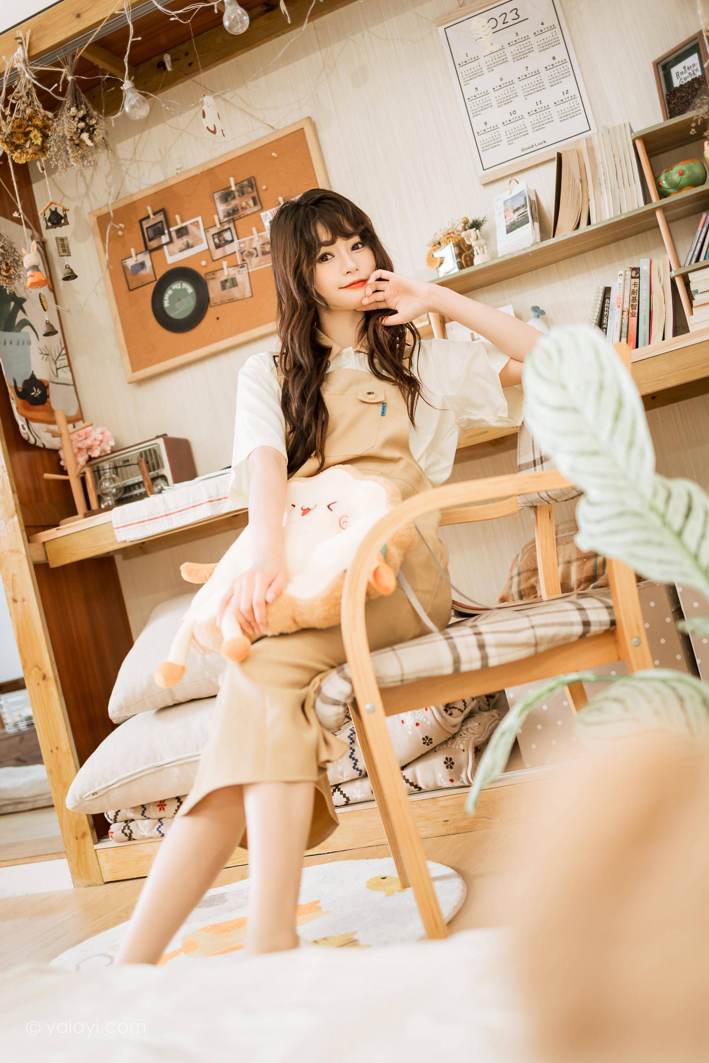 [YALAYI雅拉伊]2023.05.02 惬意的悠闲时光 小亭 白色衬衫与米色连衣裙居家清纯写真集第6张