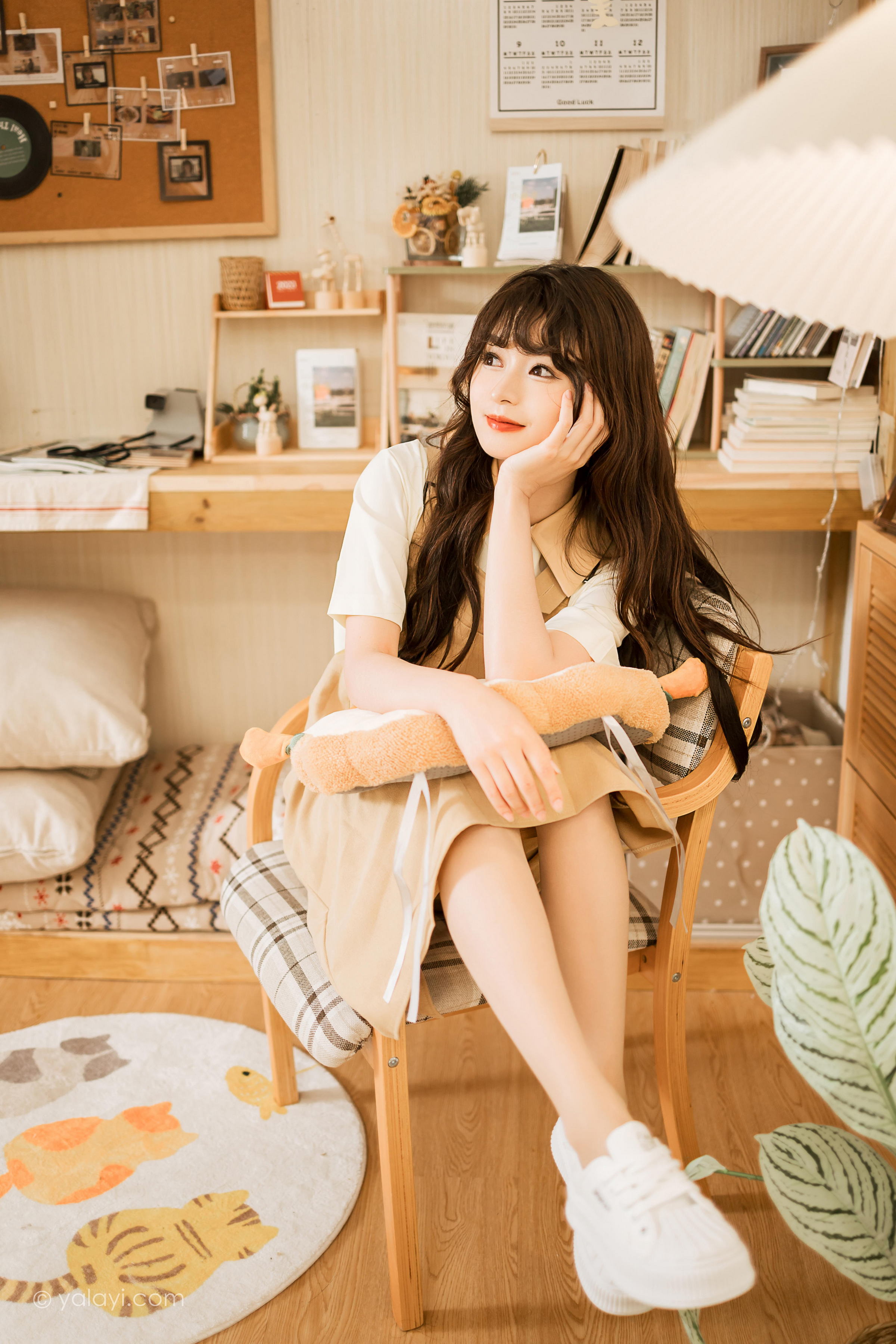[YALAYI雅拉伊]2023.05.02 惬意的悠闲时光 小亭 白色衬衫与米色连衣裙居家清纯写真集第9张