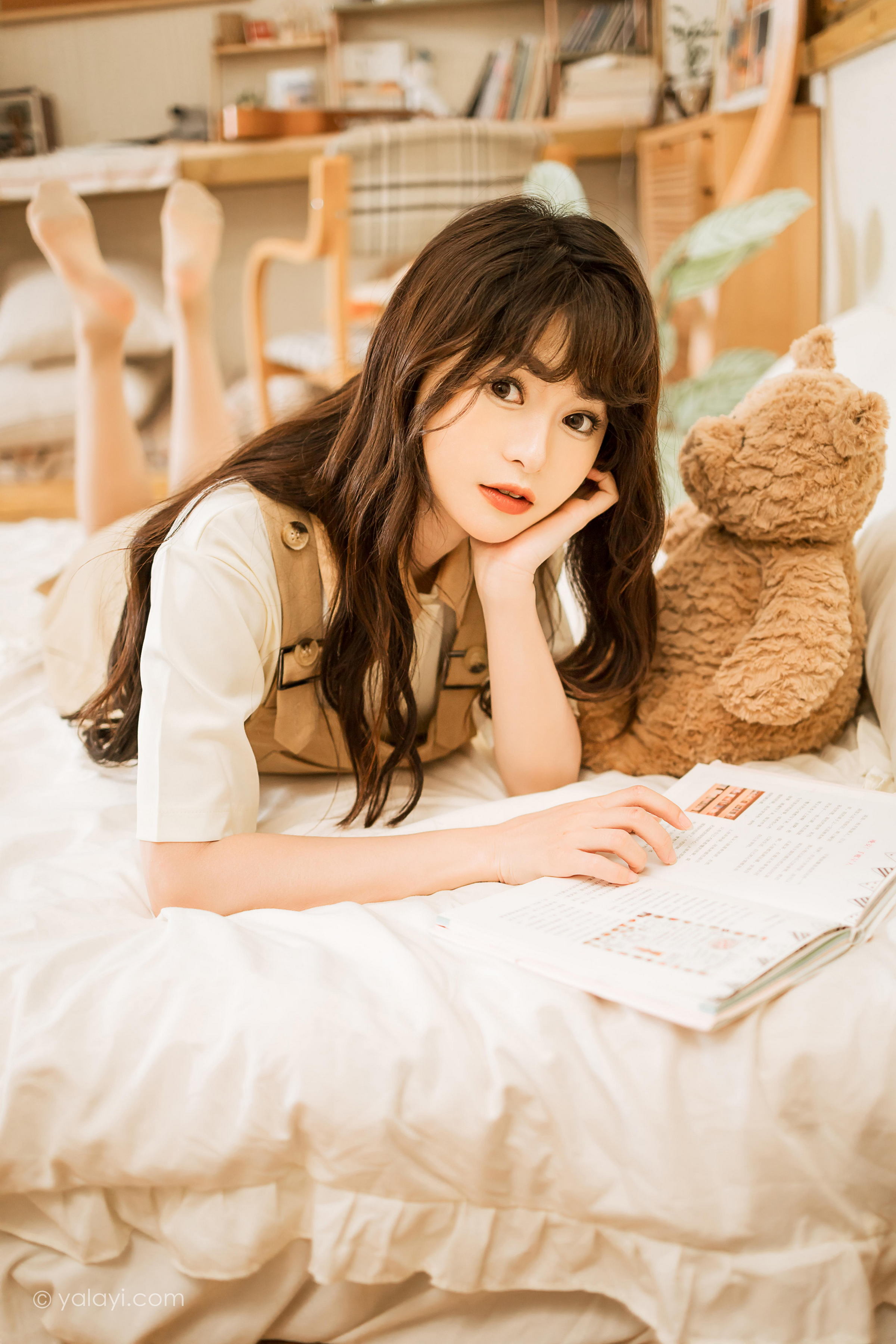 [YALAYI雅拉伊]2023.05.02 惬意的悠闲时光 小亭 白色衬衫与米色连衣裙居家清纯写真集第12张