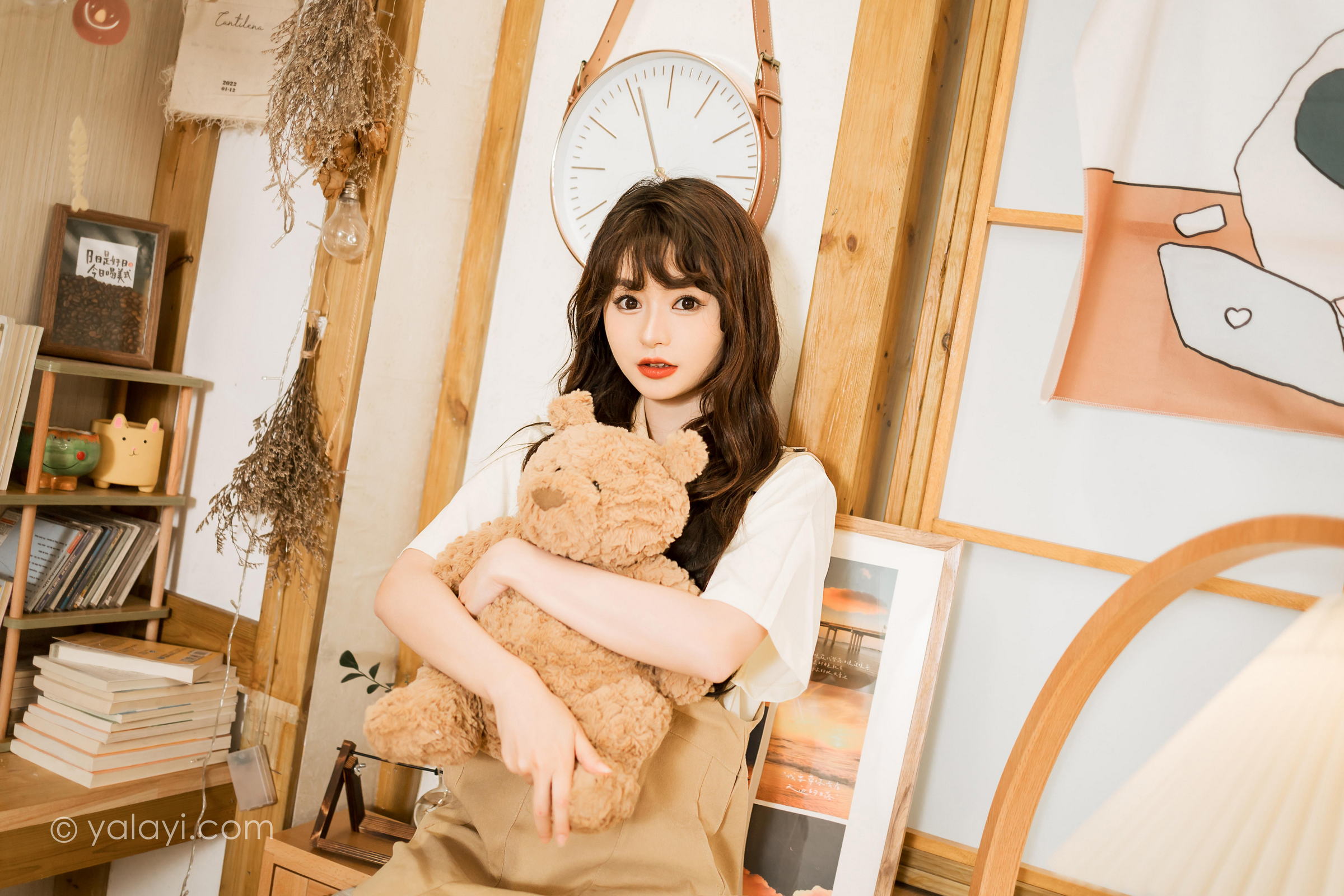 [YALAYI雅拉伊]2023.05.02 惬意的悠闲时光 小亭 白色衬衫与米色连衣裙居家清纯写真集第13张