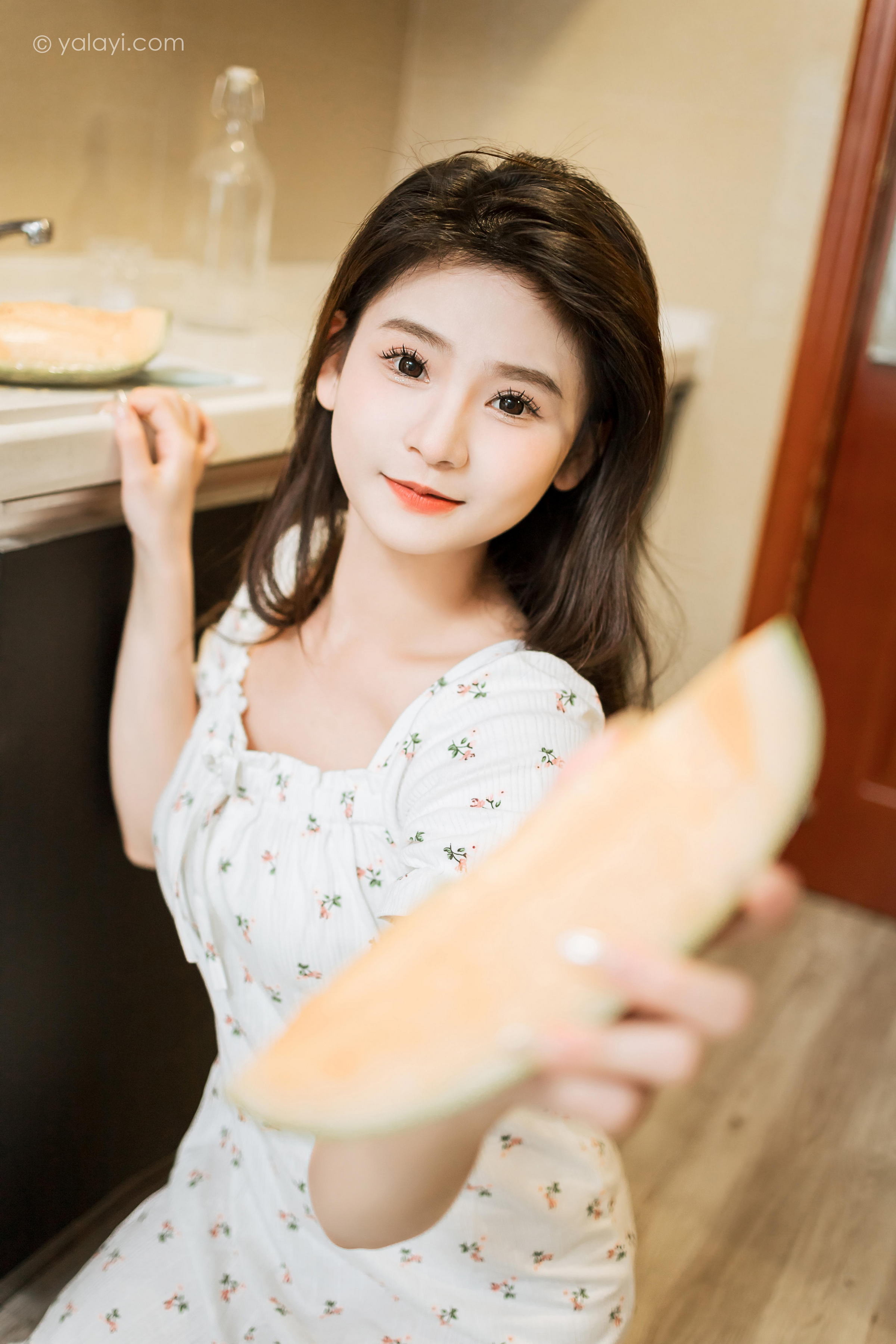 [YALAYI雅拉伊]2023.05.05 请你吃瓜 若婷 白色连衣裙加白色围裙性感私房写真集第5张