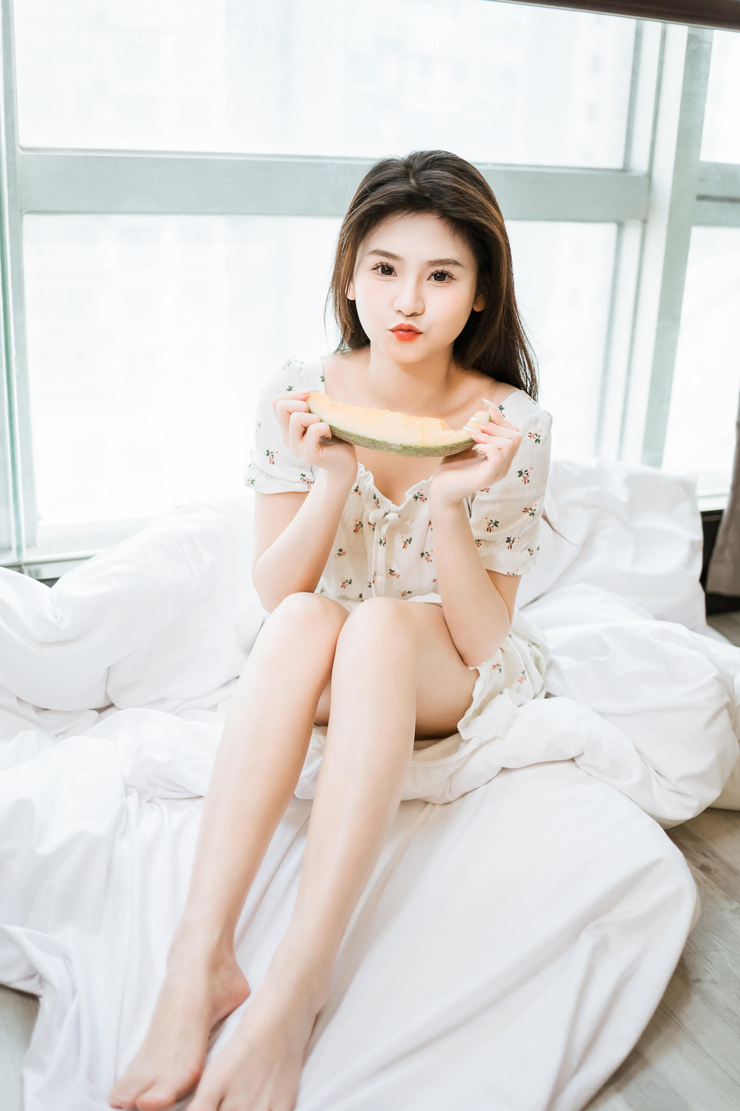 [YALAYI雅拉伊]2023.05.05 请你吃瓜 若婷 白色连衣裙加白色围裙性感私房写真集第15张