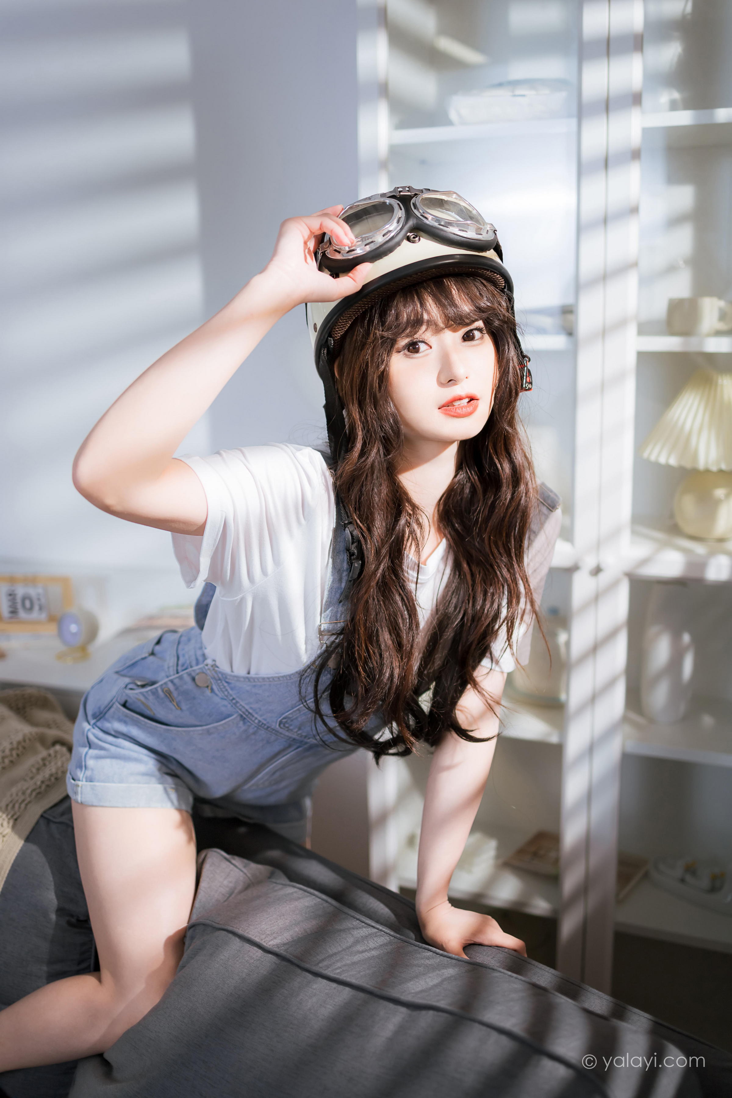 [YALAYI雅拉伊]2023.05.12 穿吊带牛仔裤的少女 小亭 白色短袖加牛仔短裤性感私房写真集第13张