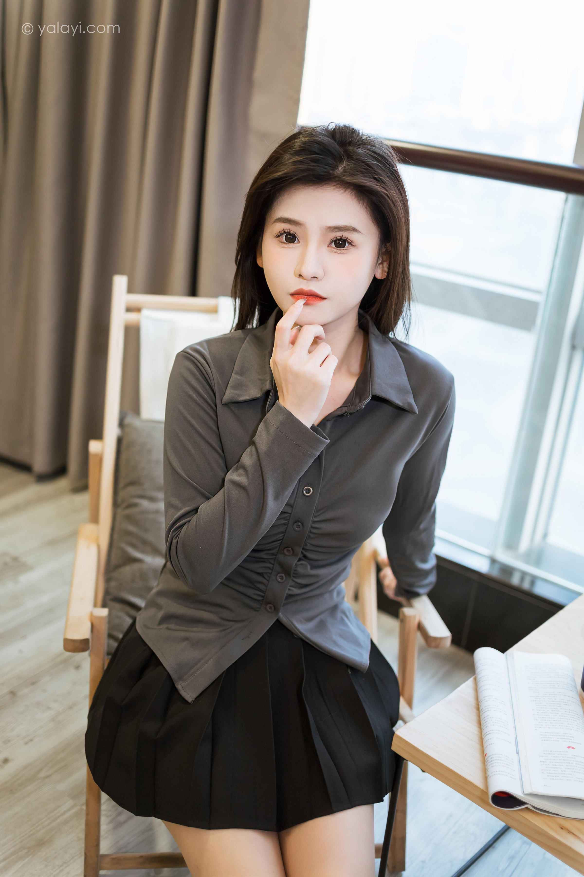 [YALAYI雅拉伊]2023.05.17 好看的人都像你 若婷 灰色衬衫加黑色短裙性感私房写真集第1张