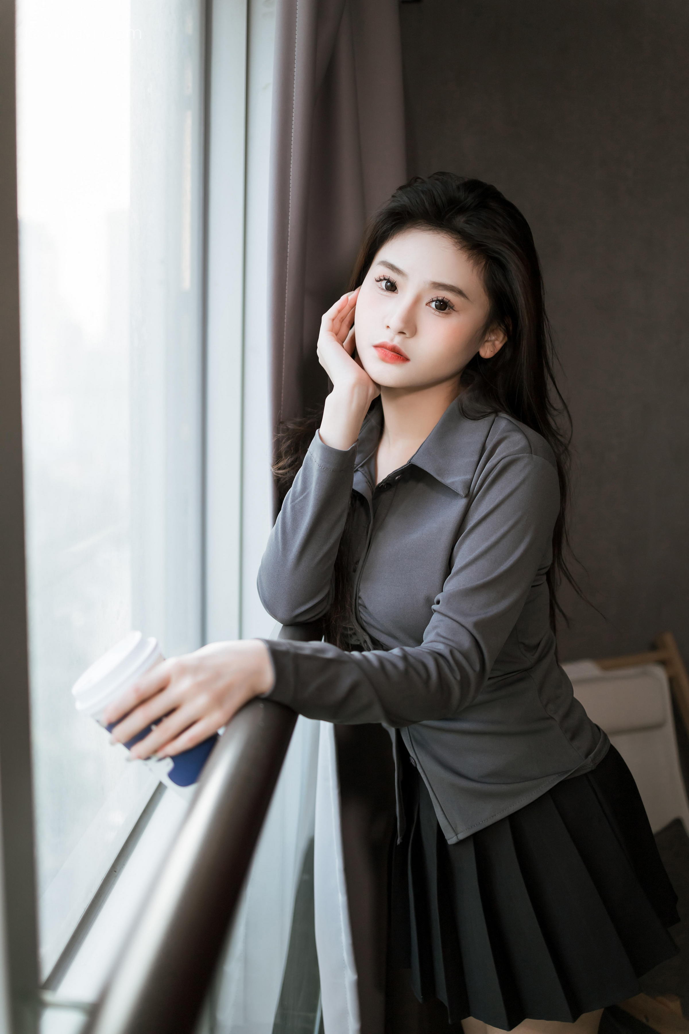 [YALAYI雅拉伊]2023.05.17 好看的人都像你 若婷 灰色衬衫加黑色短裙性感私房写真集第9张