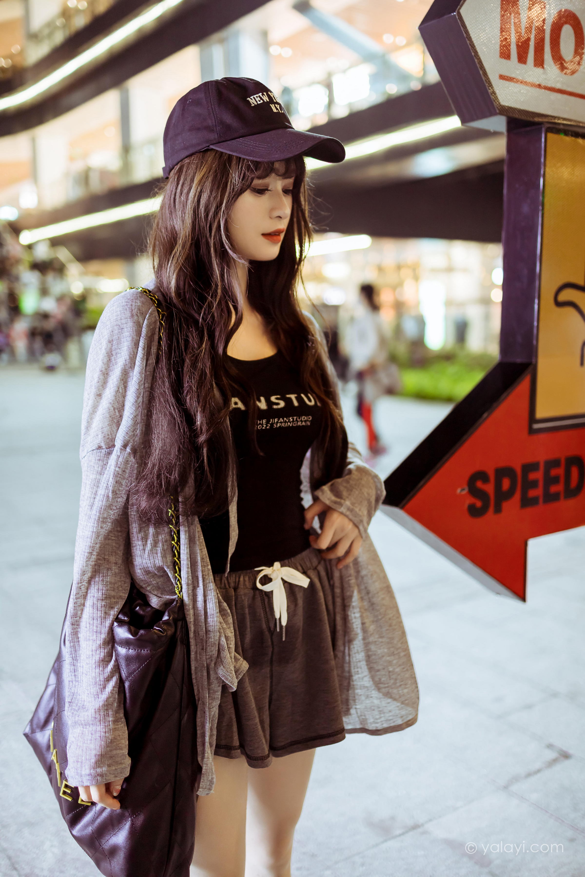 [YALAYI雅拉伊]2023.05.29 与你逛逛街 小亭 黑色背心加橙色短裤清纯写真集第1张