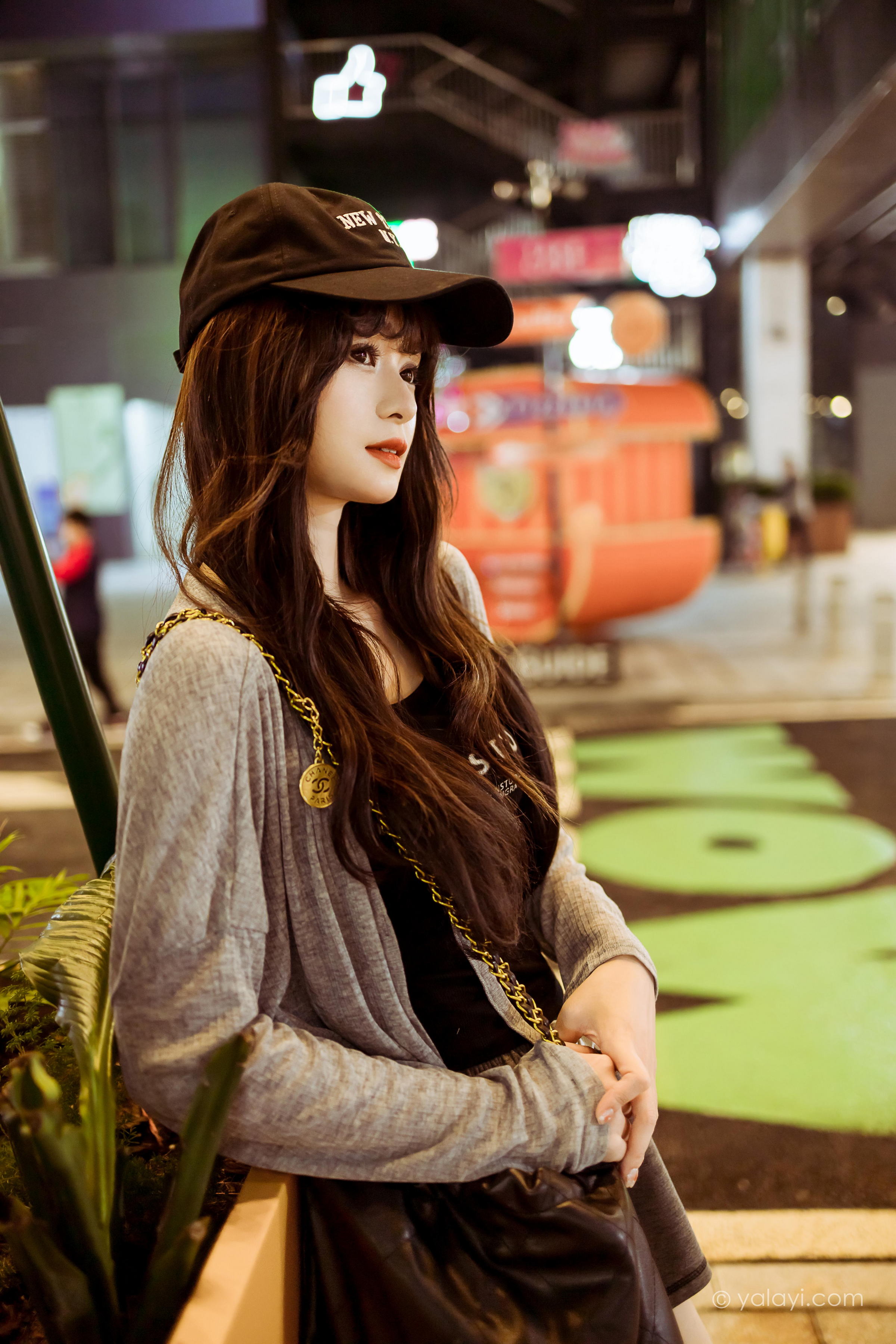 [YALAYI雅拉伊]2023.05.29 与你逛逛街 小亭 黑色背心加橙色短裤清纯写真集第4张