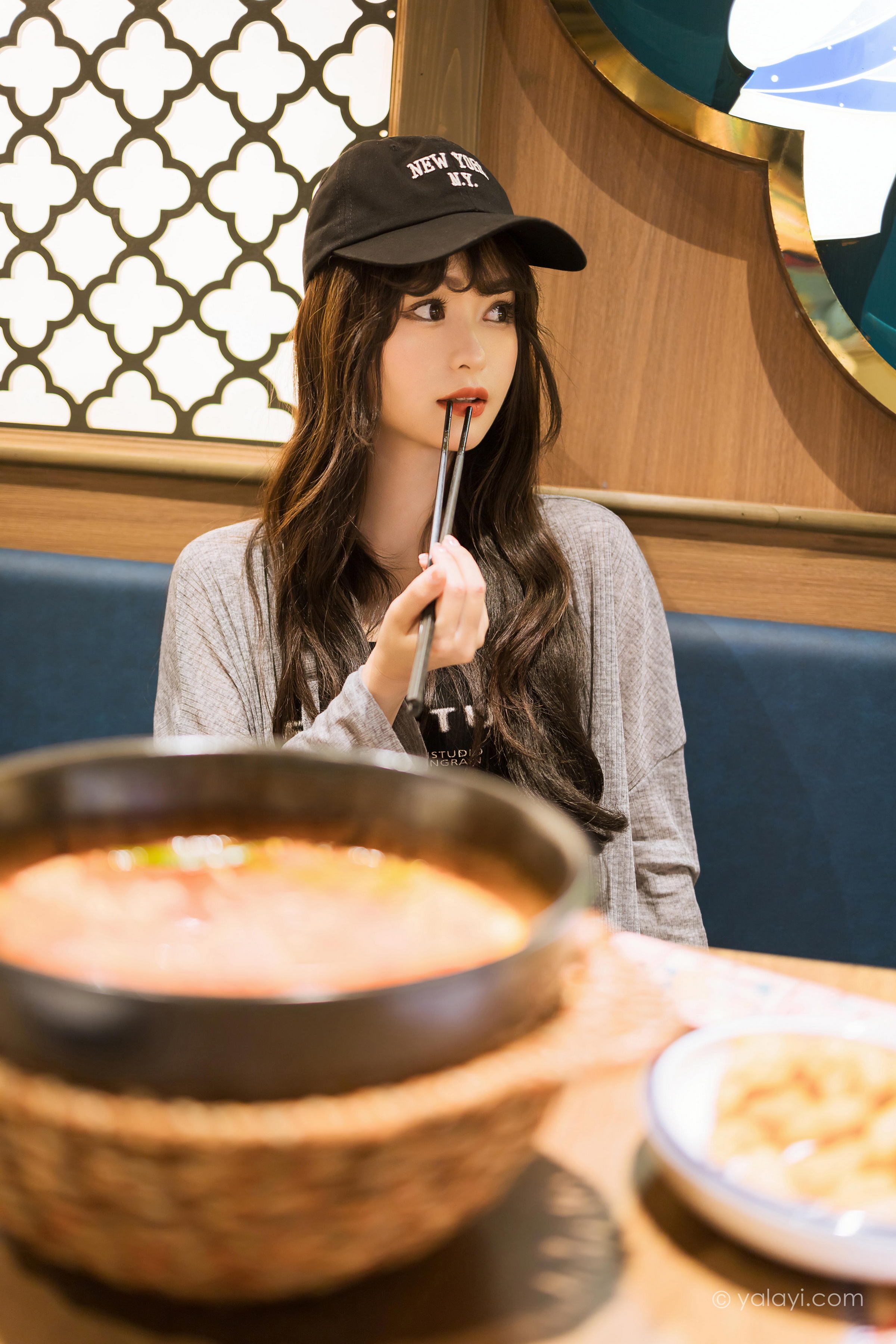 [YALAYI雅拉伊]2023.05.29 与你逛逛街 小亭 黑色背心加橙色短裤清纯写真集第12张