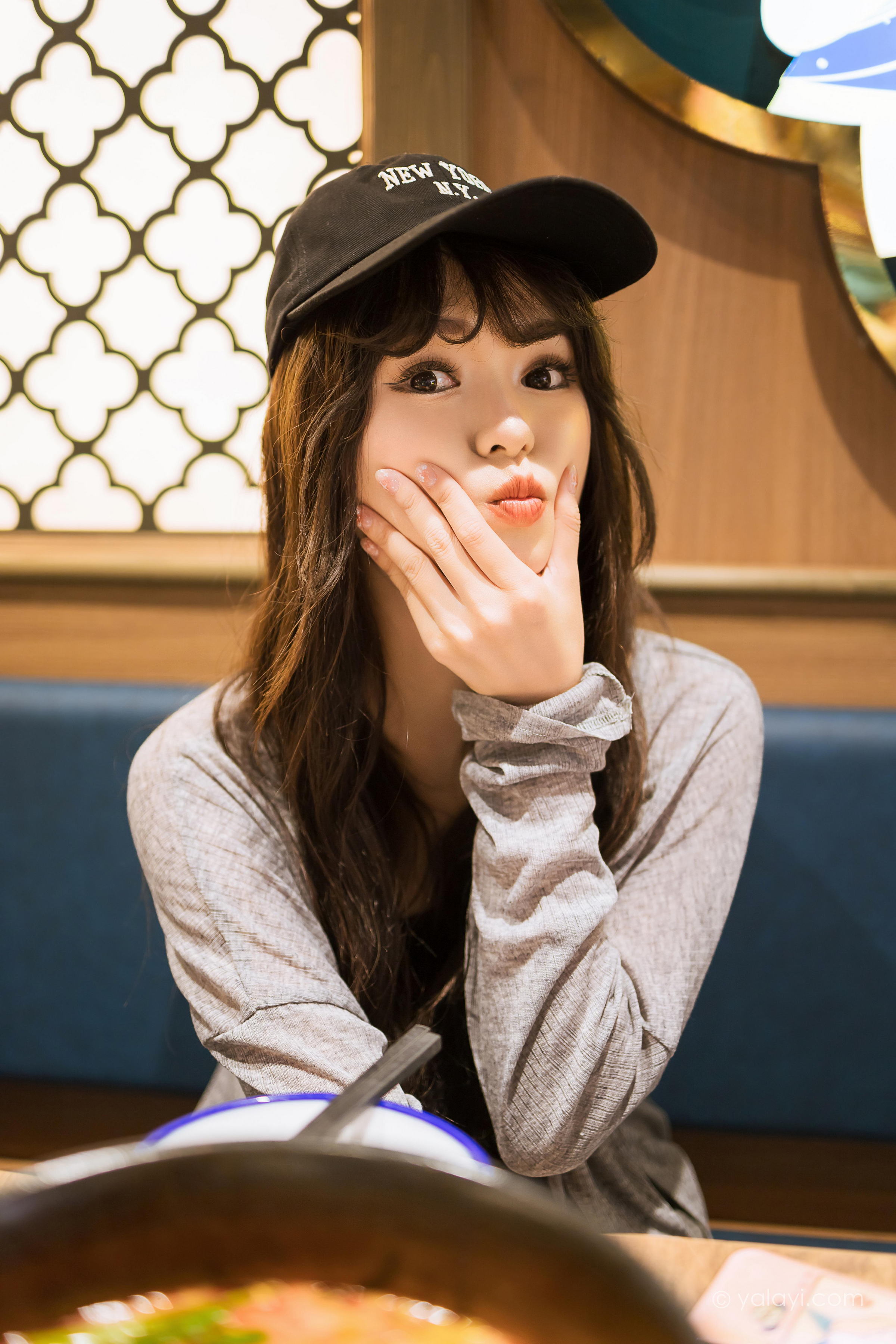 [YALAYI雅拉伊]2023.05.29 与你逛逛街 小亭 黑色背心加橙色短裤清纯写真集第13张