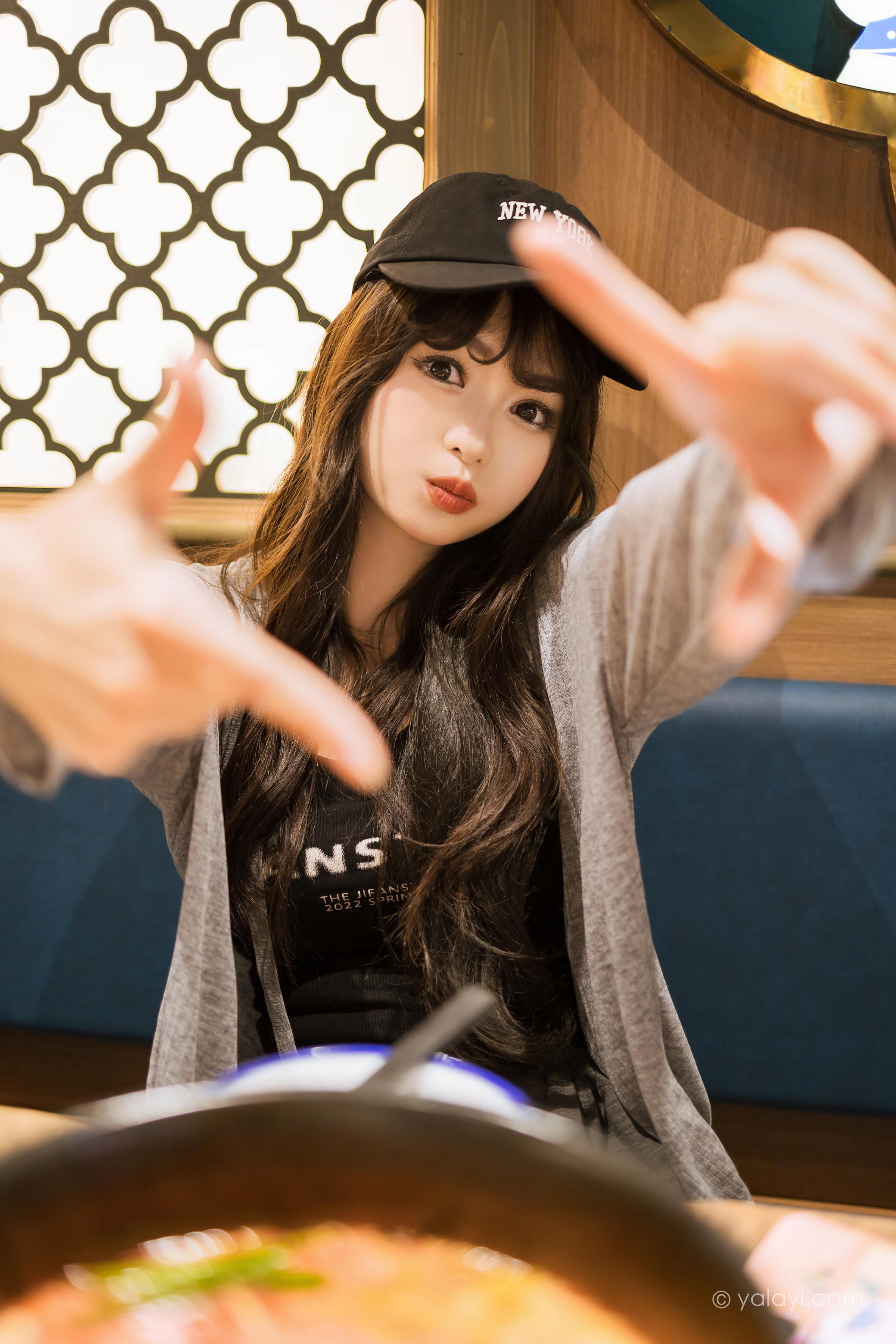 [YALAYI雅拉伊]2023.05.29 与你逛逛街 小亭 黑色背心加橙色短裤清纯写真集第14张