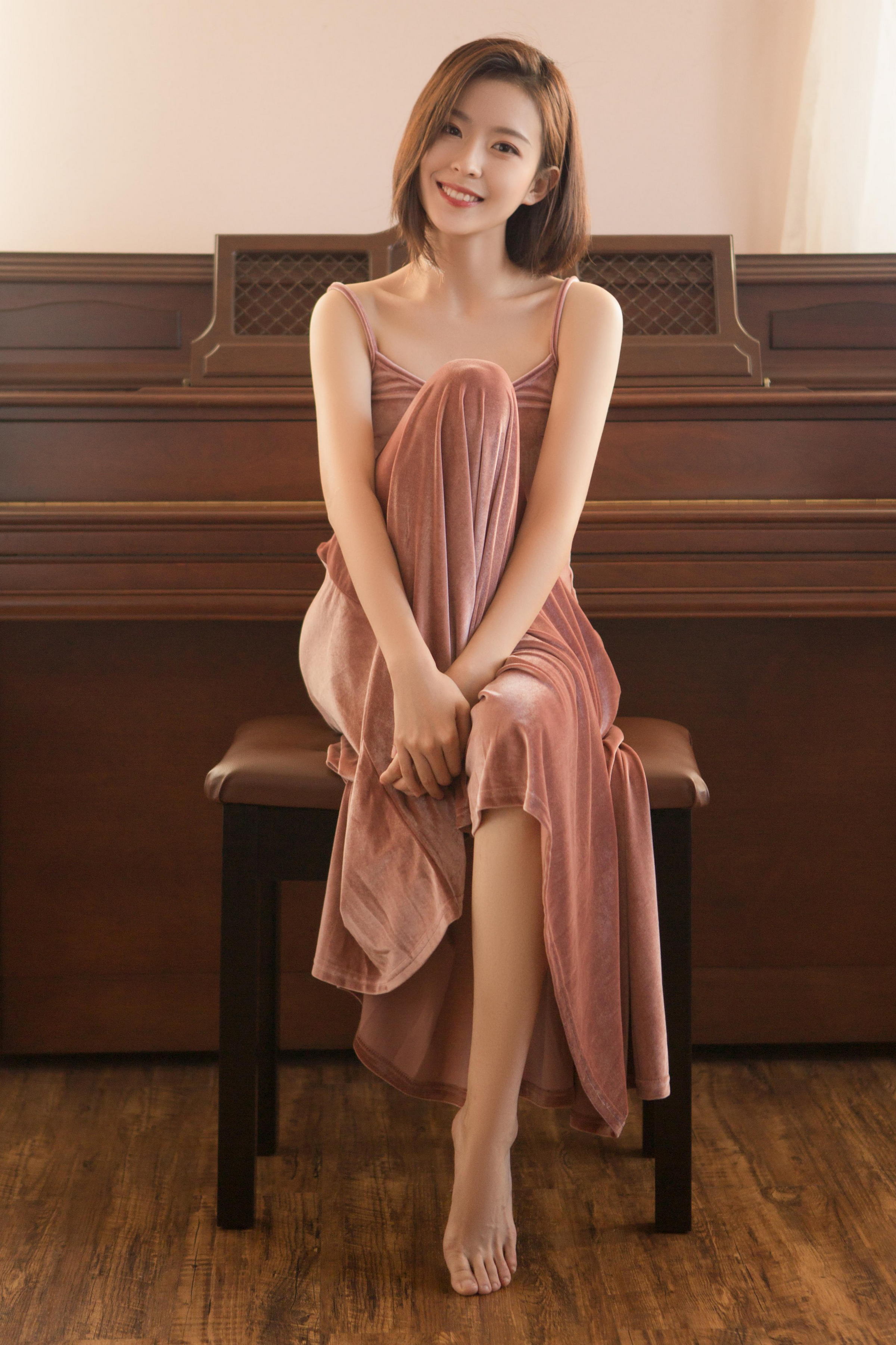 [YALAYI雅拉伊]2023.06.01 清丽佳人 白色镂空毛衣加粉色短裤与红色吊带连衣裙性感私房写真集第8张