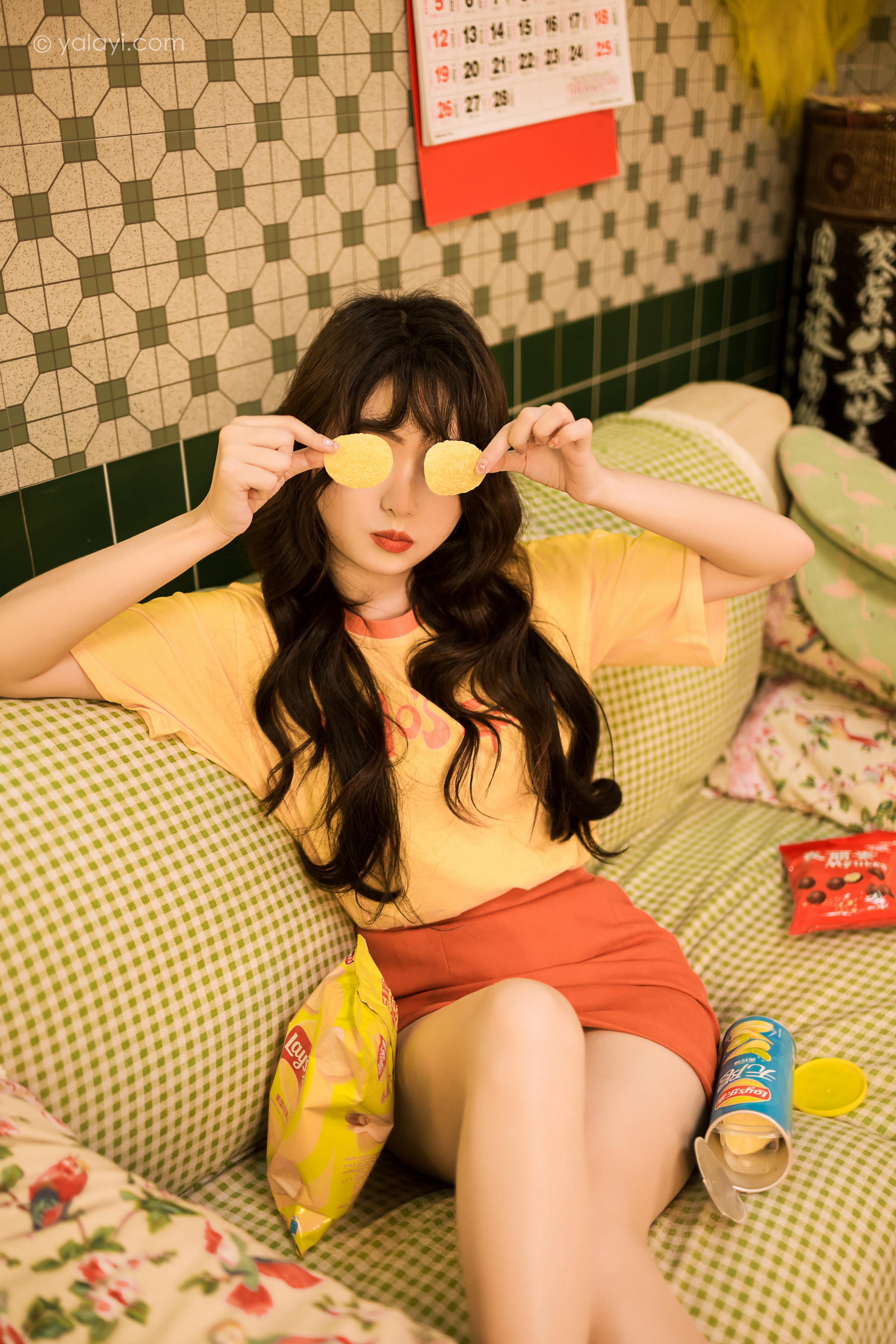 [YALAYI雅拉伊]2023.06.05 曾经的深爱 小亭 黄色短袖加红色短裙清纯私房写真集第3张