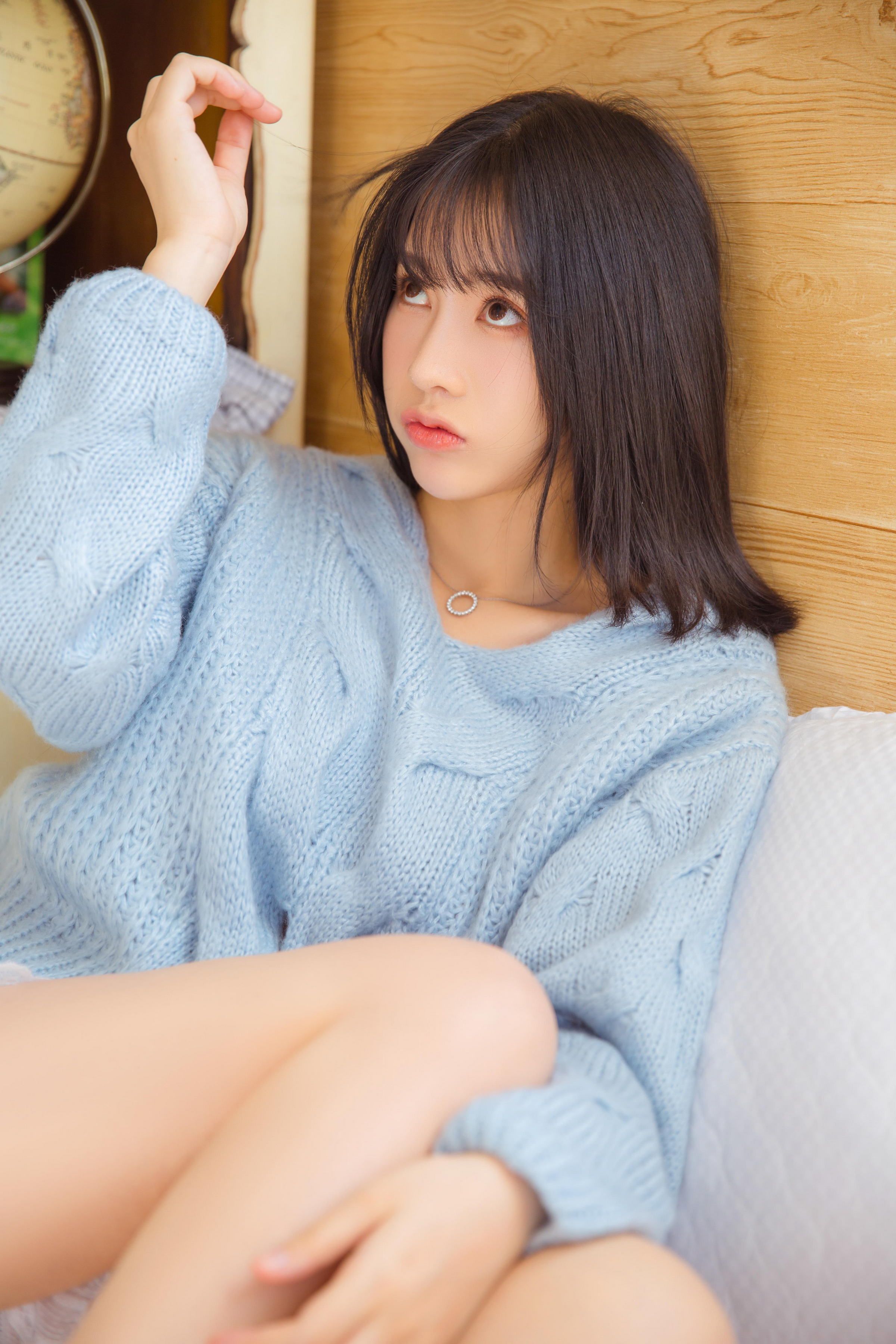 [YALAYI雅拉伊]2023.06.09 单纯美好 清纯居家少女 灰色毛衣加白色短裤与透视裸背连衣裙私房写真集第1张