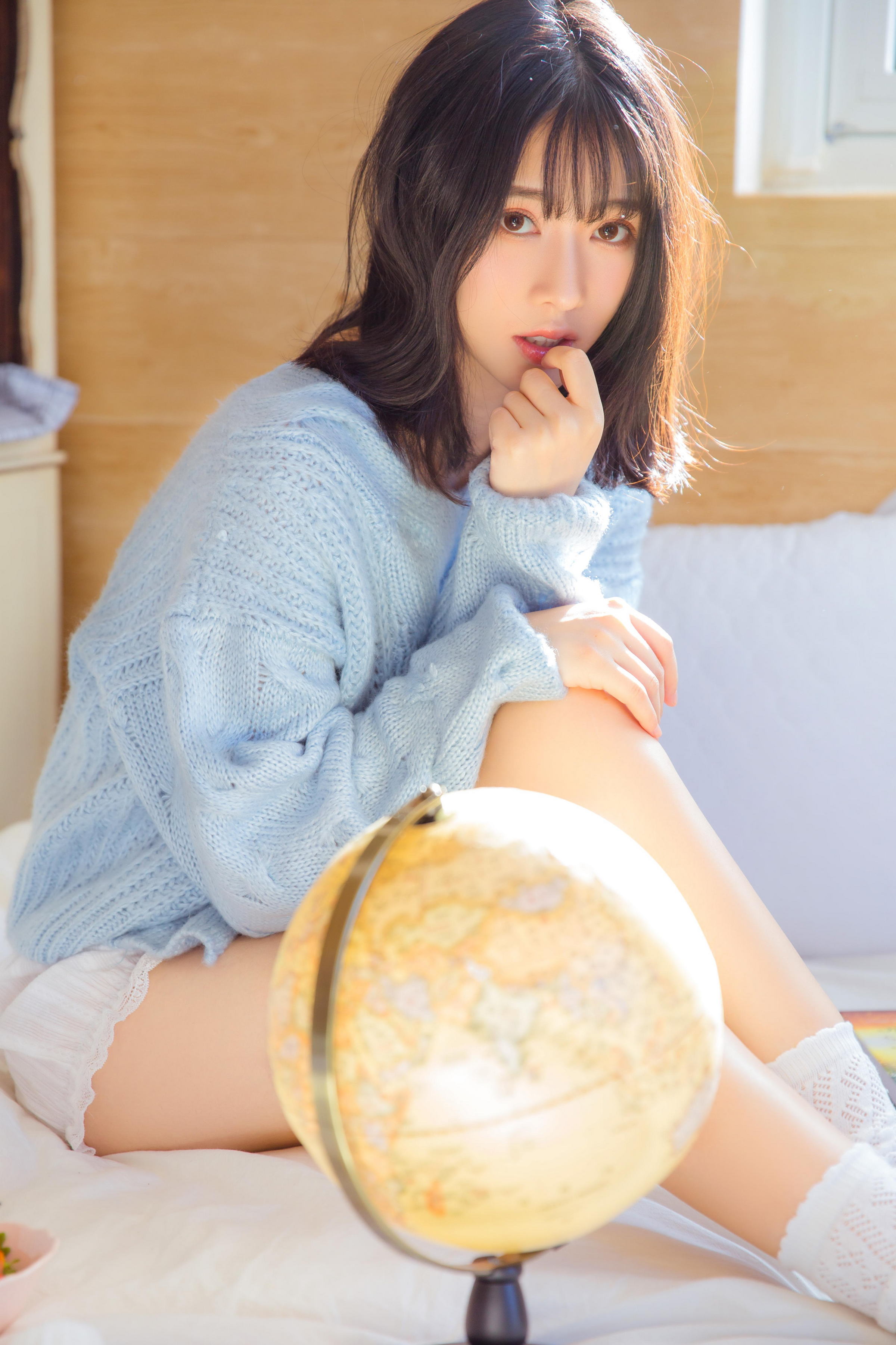 [YALAYI雅拉伊]2023.06.09 单纯美好 清纯居家少女 灰色毛衣加白色短裤与透视裸背连衣裙私房写真集第2张