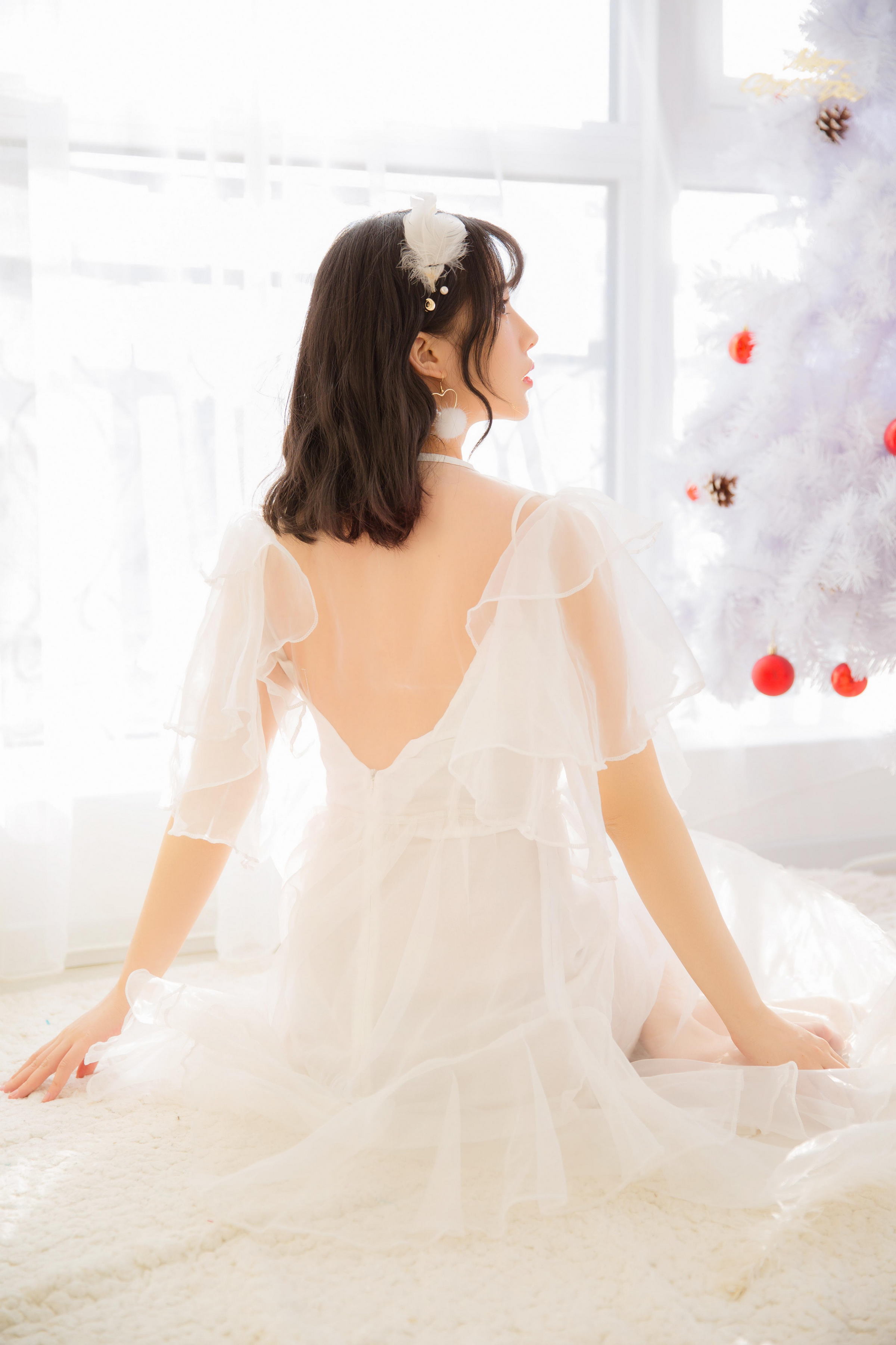 [YALAYI雅拉伊]2023.06.09 单纯美好 清纯居家少女 灰色毛衣加白色短裤与透视裸背连衣裙私房写真集第5张