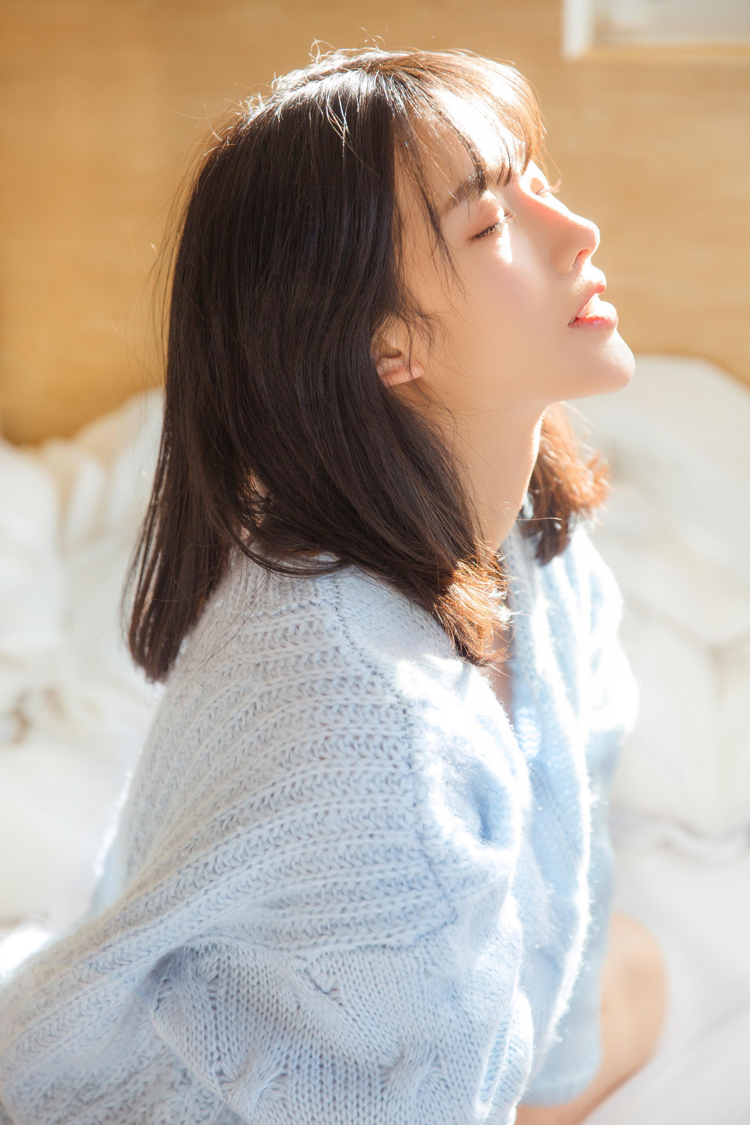 [YALAYI雅拉伊]2023.06.09 单纯美好 清纯居家少女 灰色毛衣加白色短裤与透视裸背连衣裙私房写真集第10张