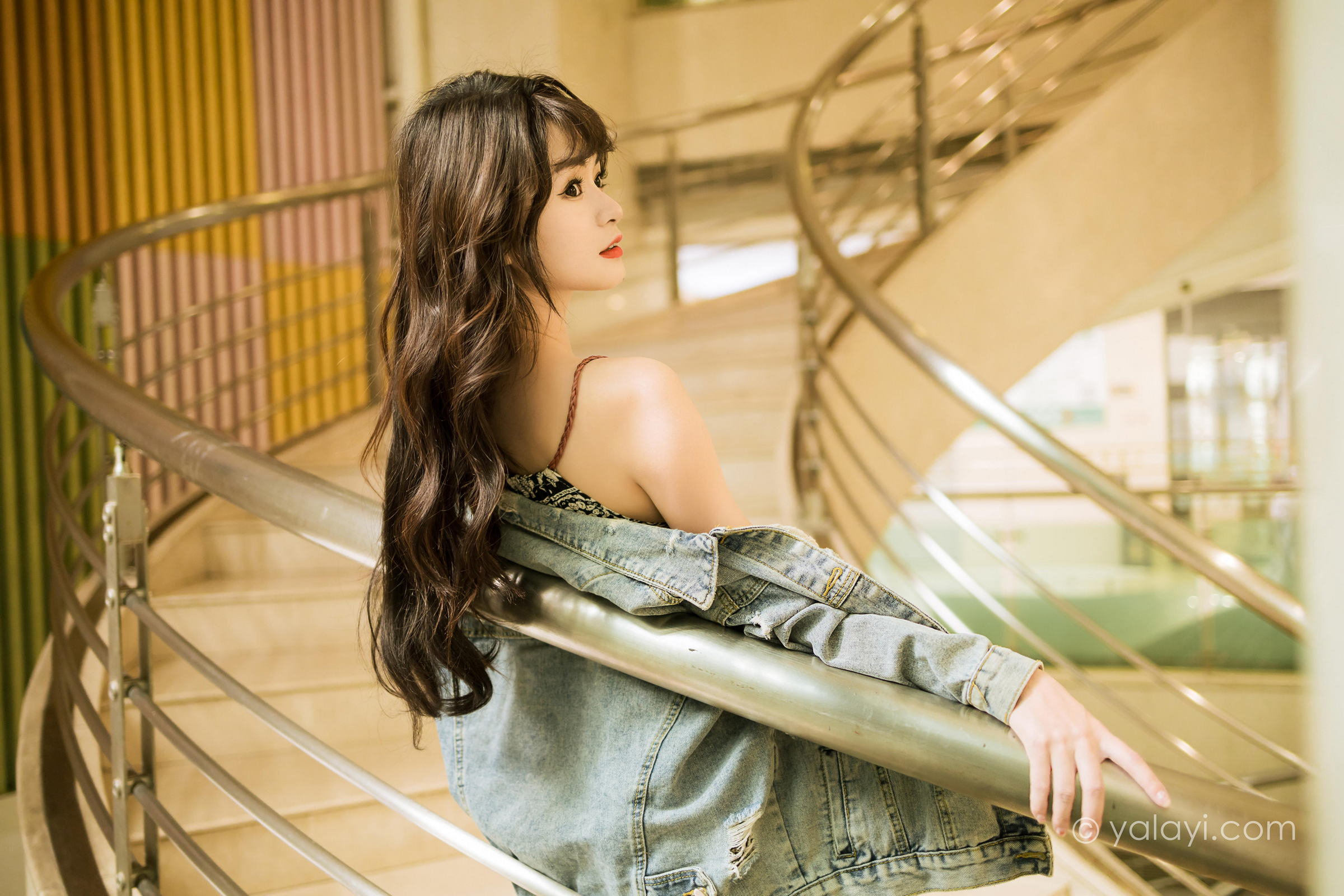 [YALAYI雅拉伊]2023.06.09 小巷听风 小亭 灰色牛仔外套加黑色蕾丝连衣裙清纯街拍写真集第7张